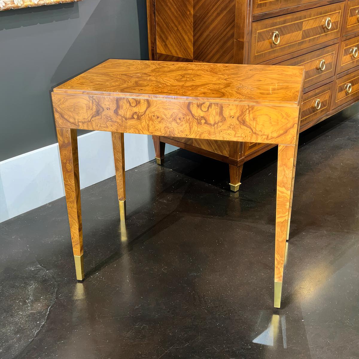 Mid-Century Modern Table d'appoint en loupe de frêne olive du milieu du siècle dernier en vente