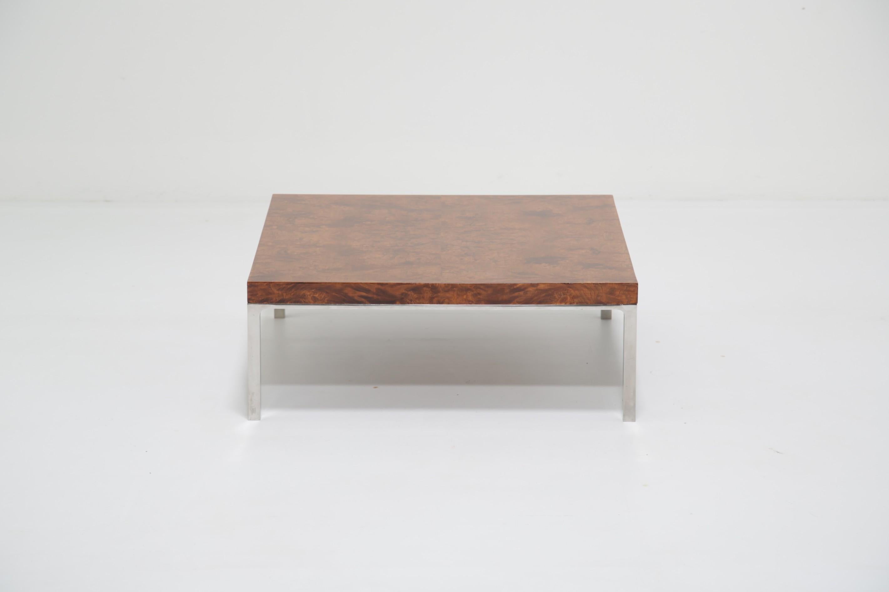 Si vous êtes à la recherche d'une table basse basse avec du style et du design, celle-ci pourrait être celle qu'il vous faut. Fabriqué en bois de ronce d'olivier et associé à un cadre chromé, il crée un magnifique design minimaliste réfléchissant.