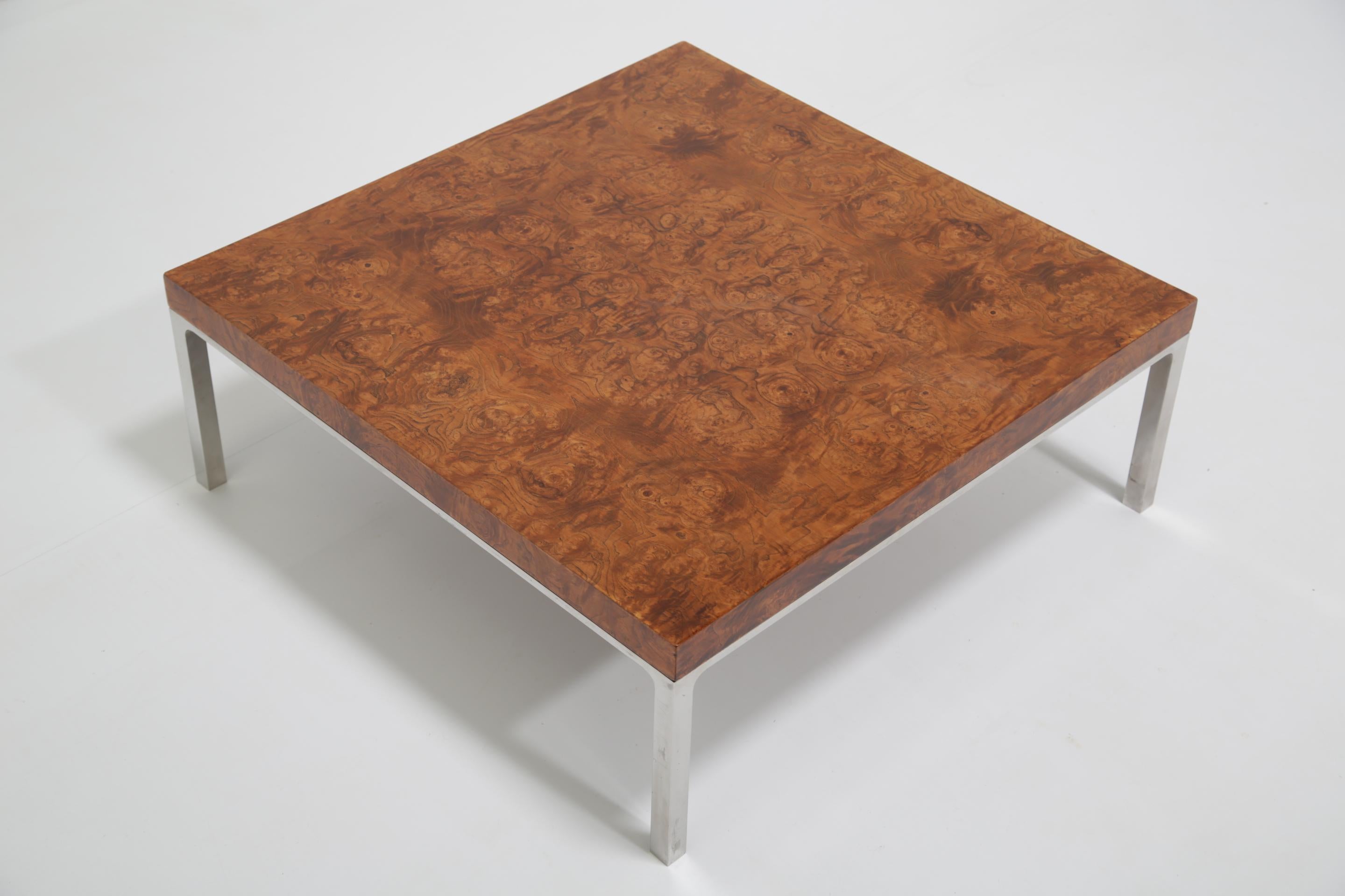 Poli Table basse du milieu du siècle en bois de ronce d'olivier et chrome, France, années 1970. en vente