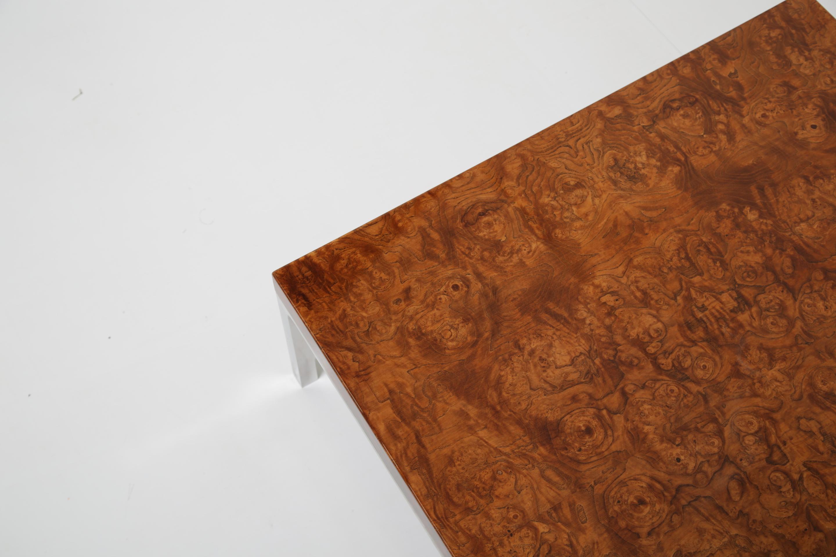 20ième siècle Table basse du milieu du siècle en bois de ronce d'olivier et chrome, France, années 1970. en vente