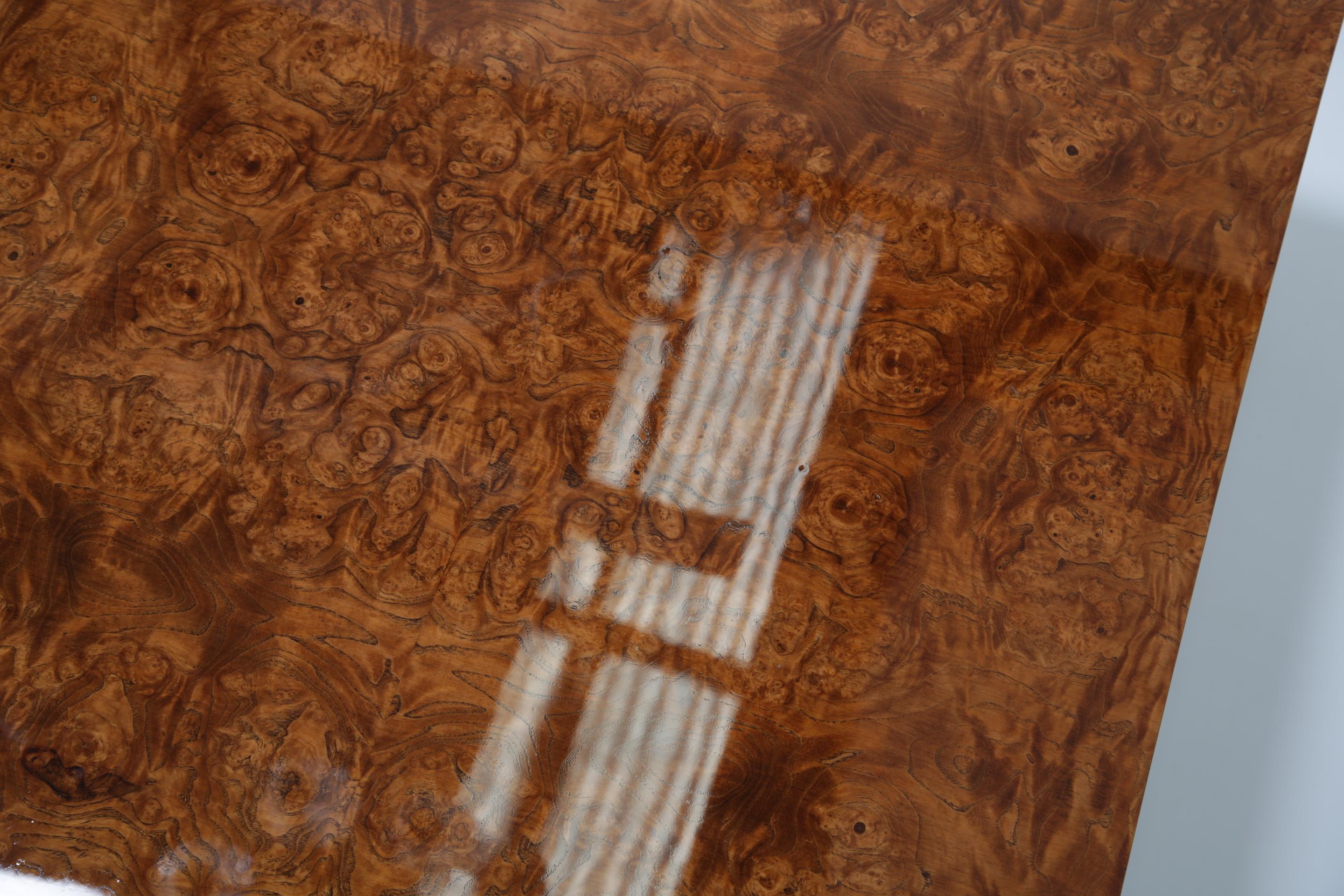 Chrome Table basse du milieu du siècle en bois de ronce d'olivier et chrome, France, années 1970. en vente