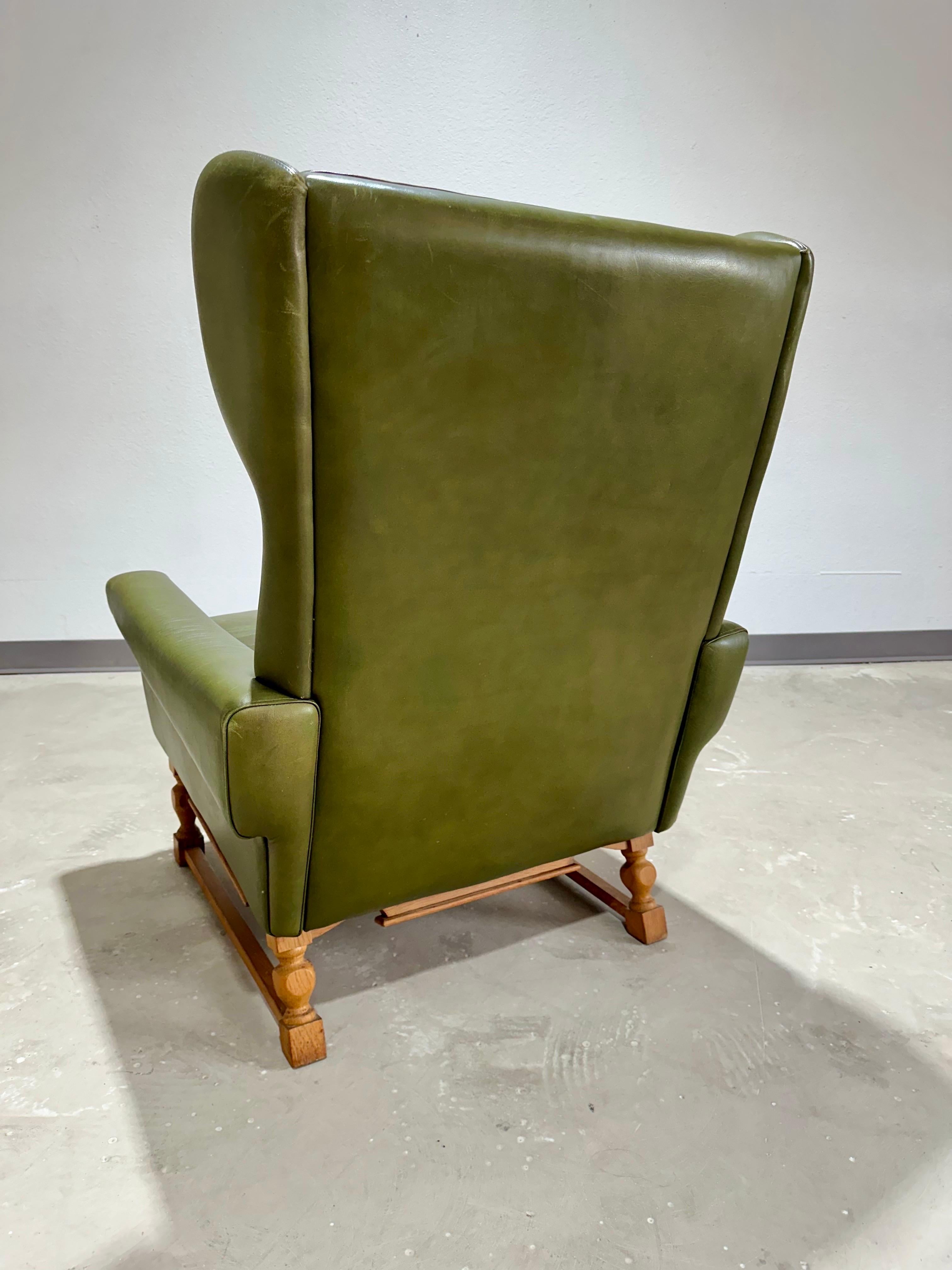 Mid Century Olive Green Leather and Oak Brutalist High Back Lounge Chair (Moderne der Mitte des Jahrhunderts)