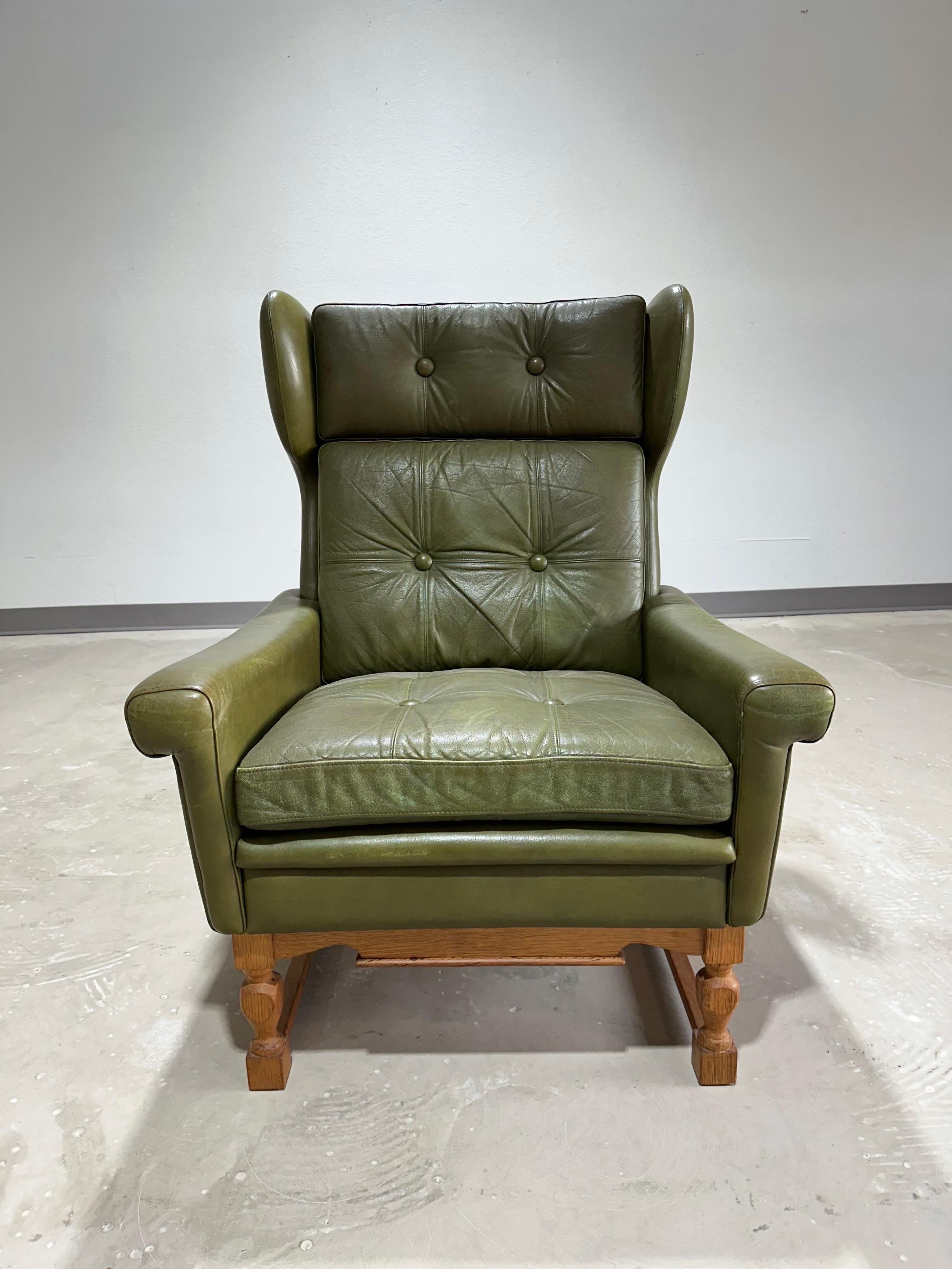 Mid Century Olive Green Leather and Oak Brutalist High Back Lounge Chair (Dänisch)