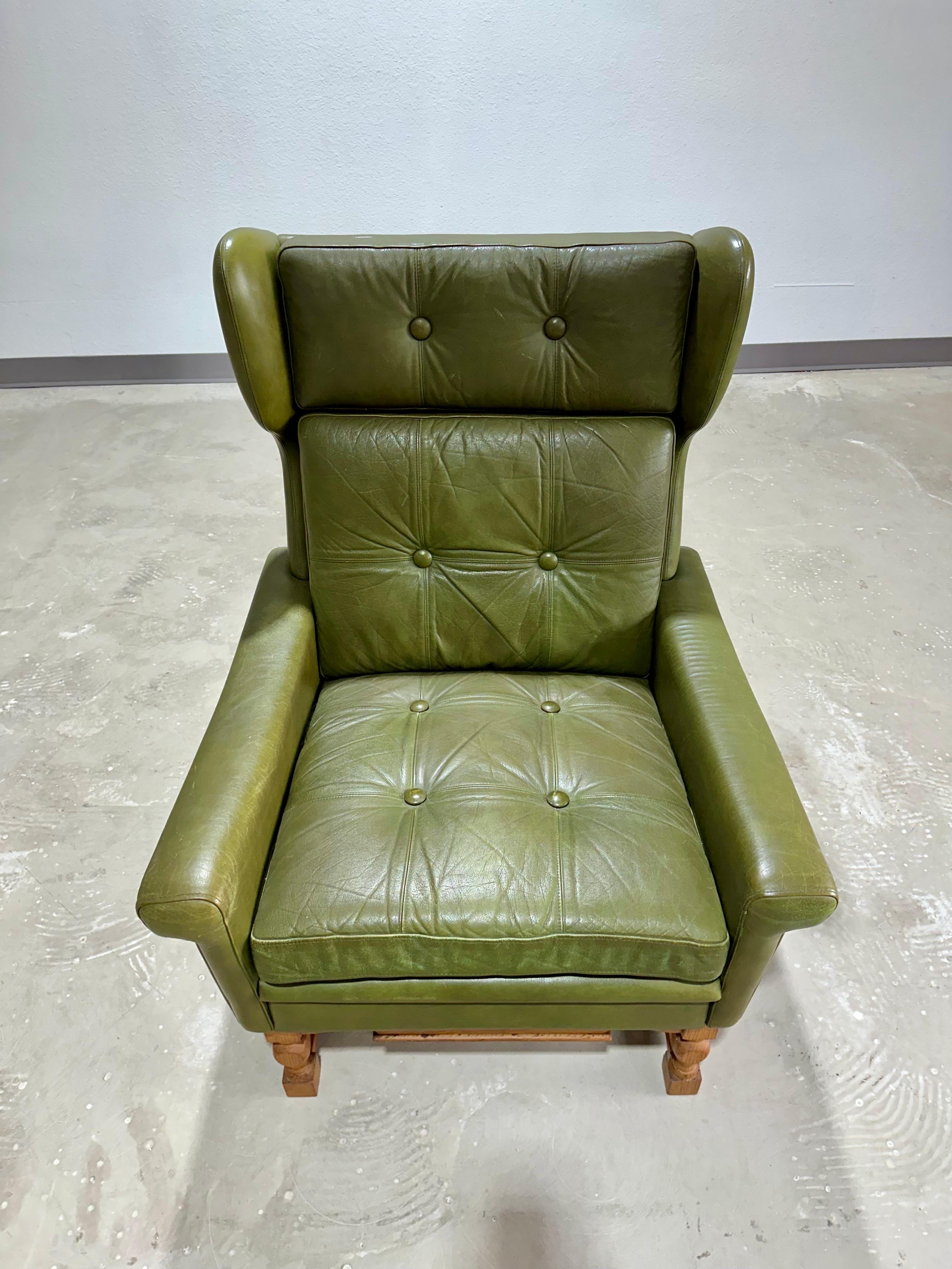 Mid Century Olive Green Leather and Oak Brutalist High Back Lounge Chair im Zustand „Gut“ in Lutz, FL