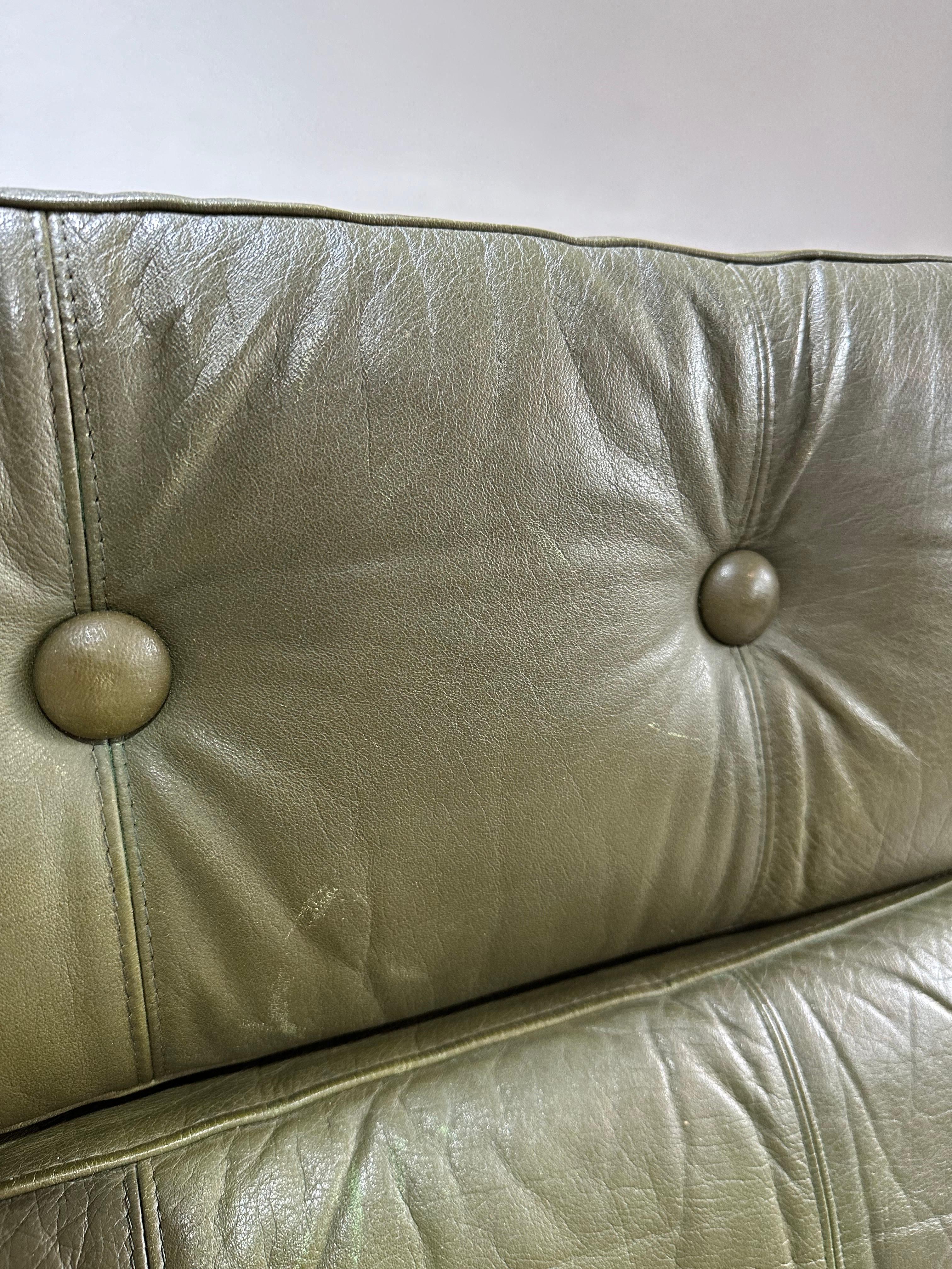 Mid Century Olive Green Leather and Oak Brutalist High Back Lounge Chair (20. Jahrhundert)