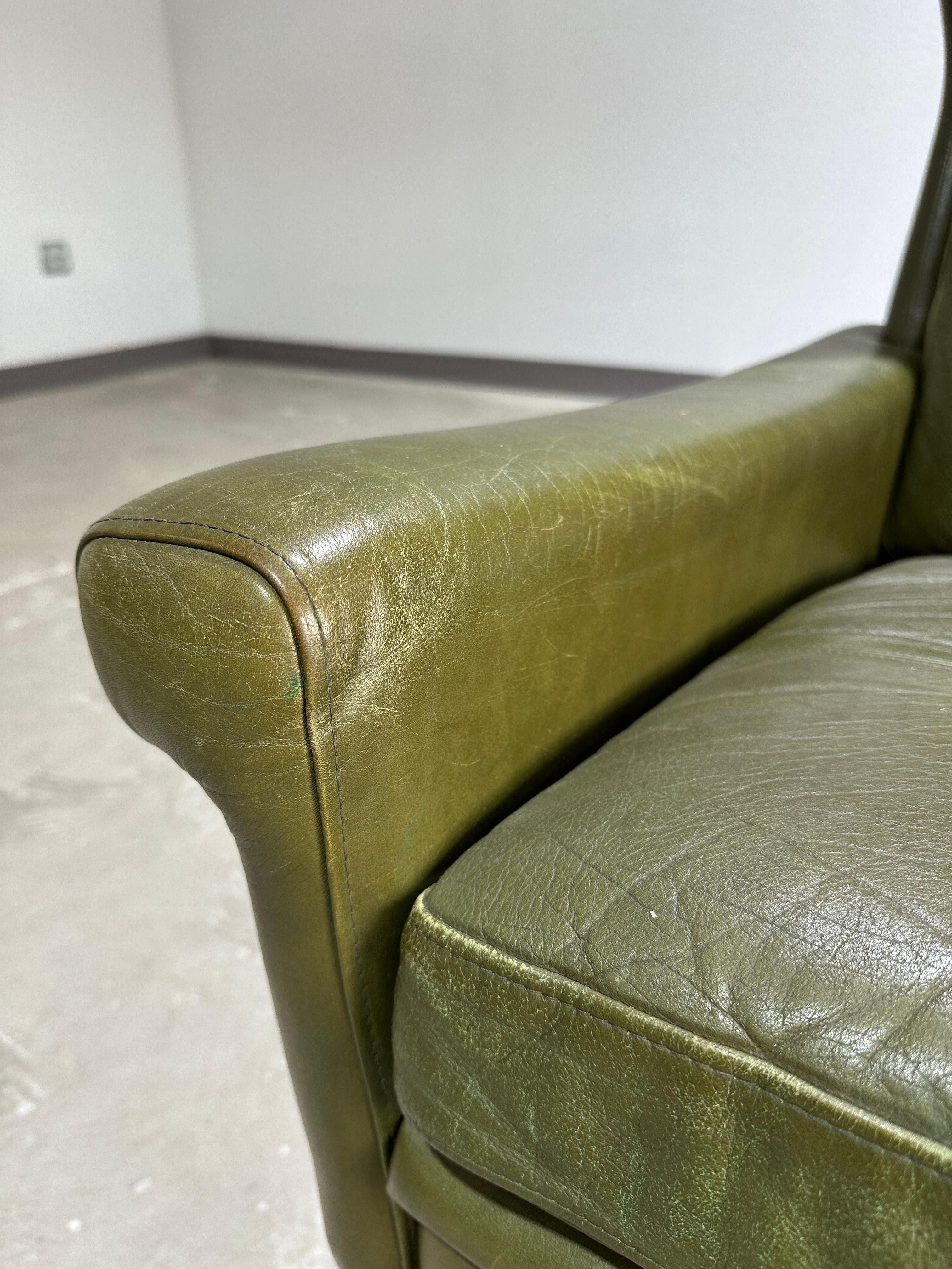 Mid Century Olive Green Leather and Oak Brutalist High Back Lounge Chair (Leder)