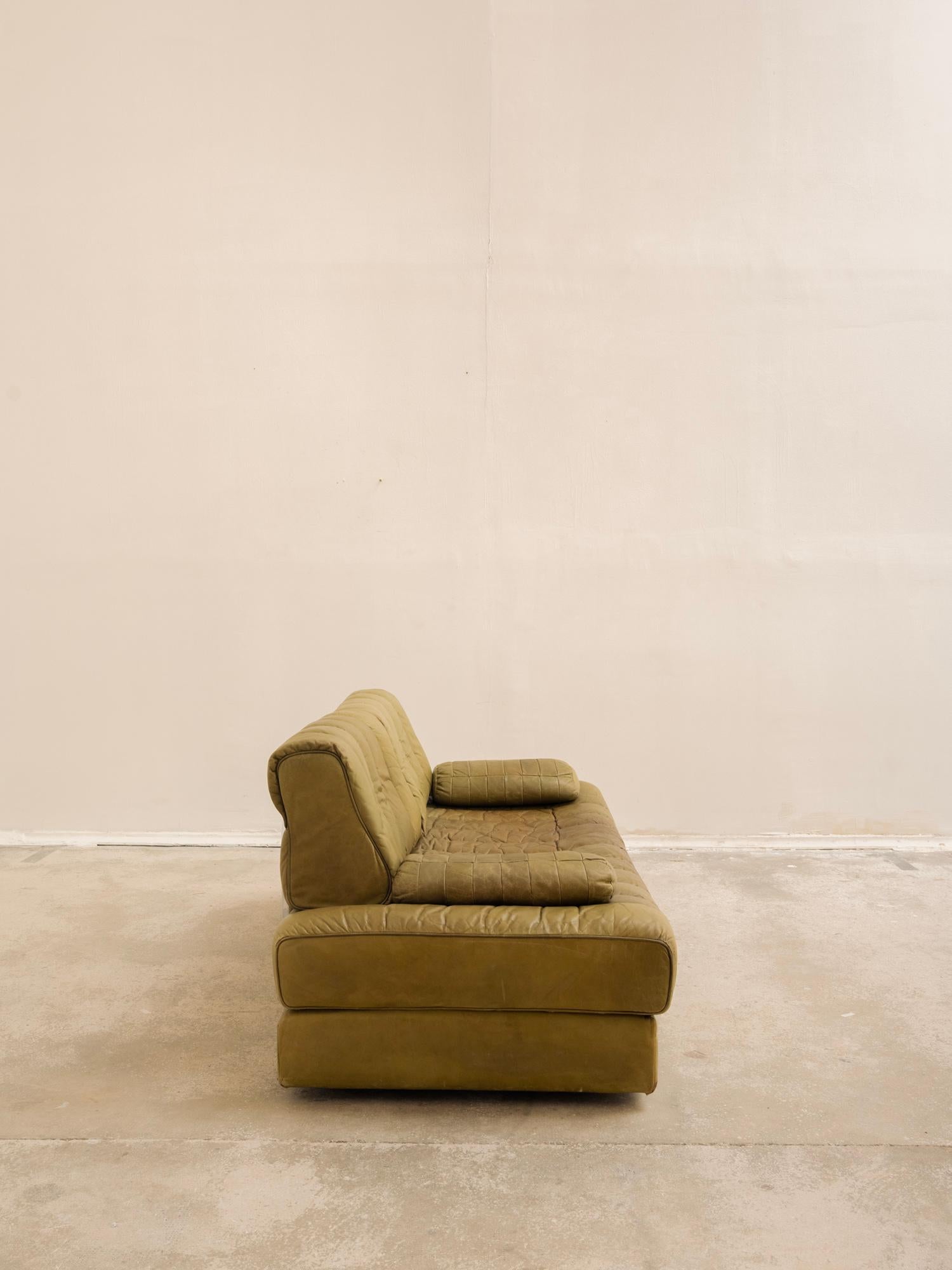 Canapé-lit de jour en cuir vert olive du milieu du siècle, DS 85 par De Sede en vente 6