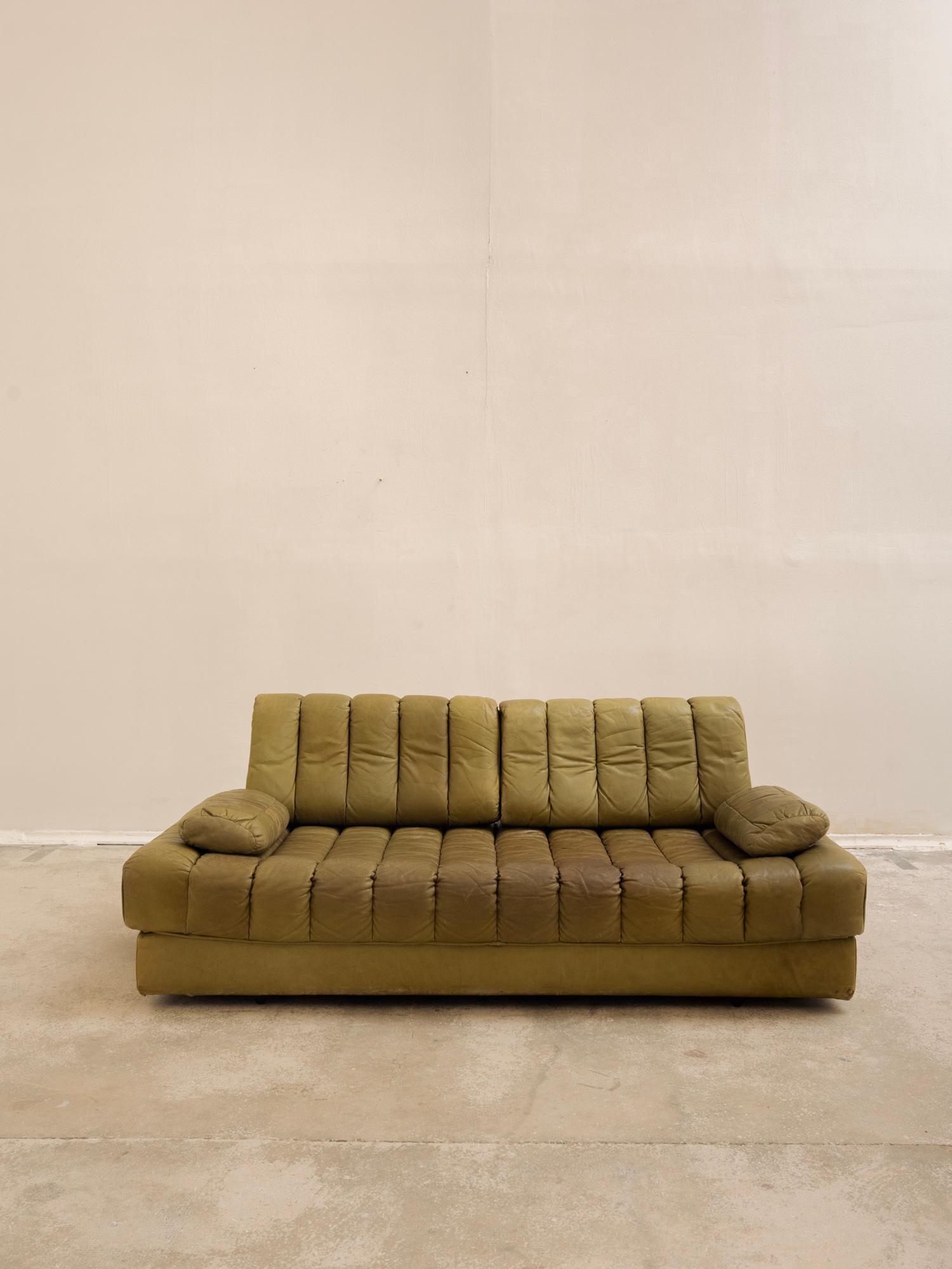 Canapé-lit de jour en cuir vert olive du milieu du siècle, DS 85 par De Sede en vente 7