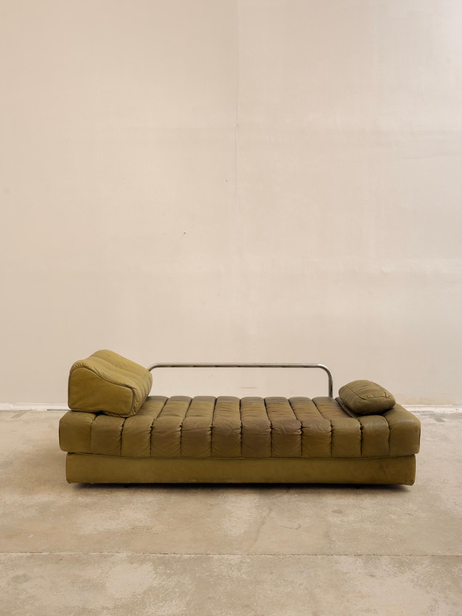 Canapé-lit de jour en cuir vert olive du milieu du siècle, DS 85 par De Sede en vente 9