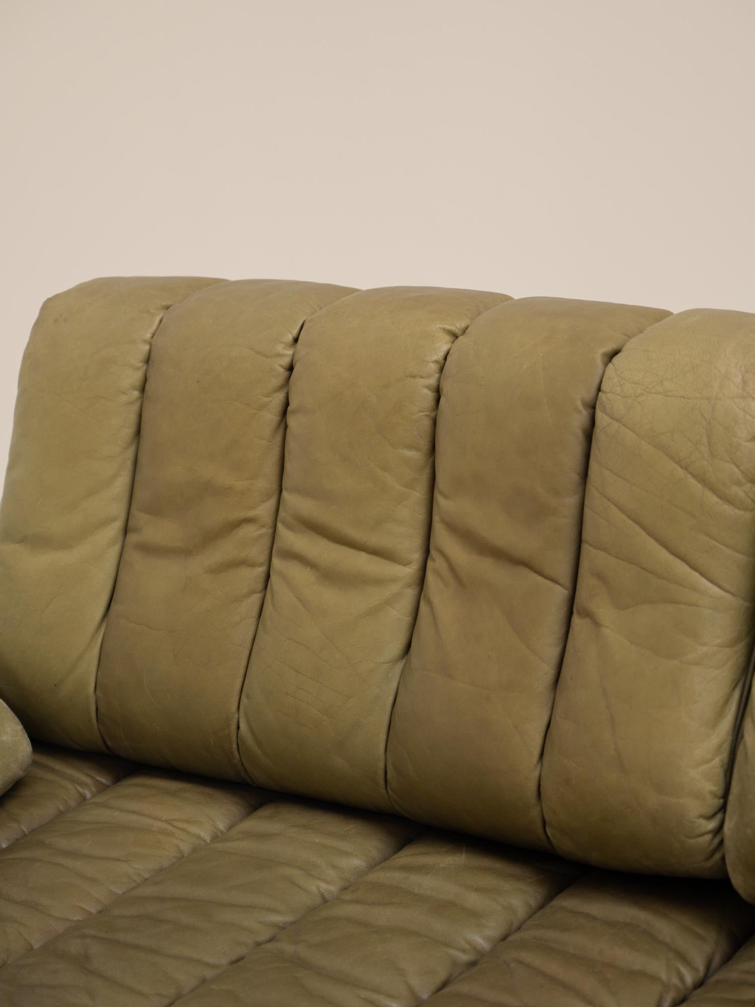 Mid-Century Modern Canapé-lit de jour en cuir vert olive du milieu du siècle, DS 85 par De Sede en vente