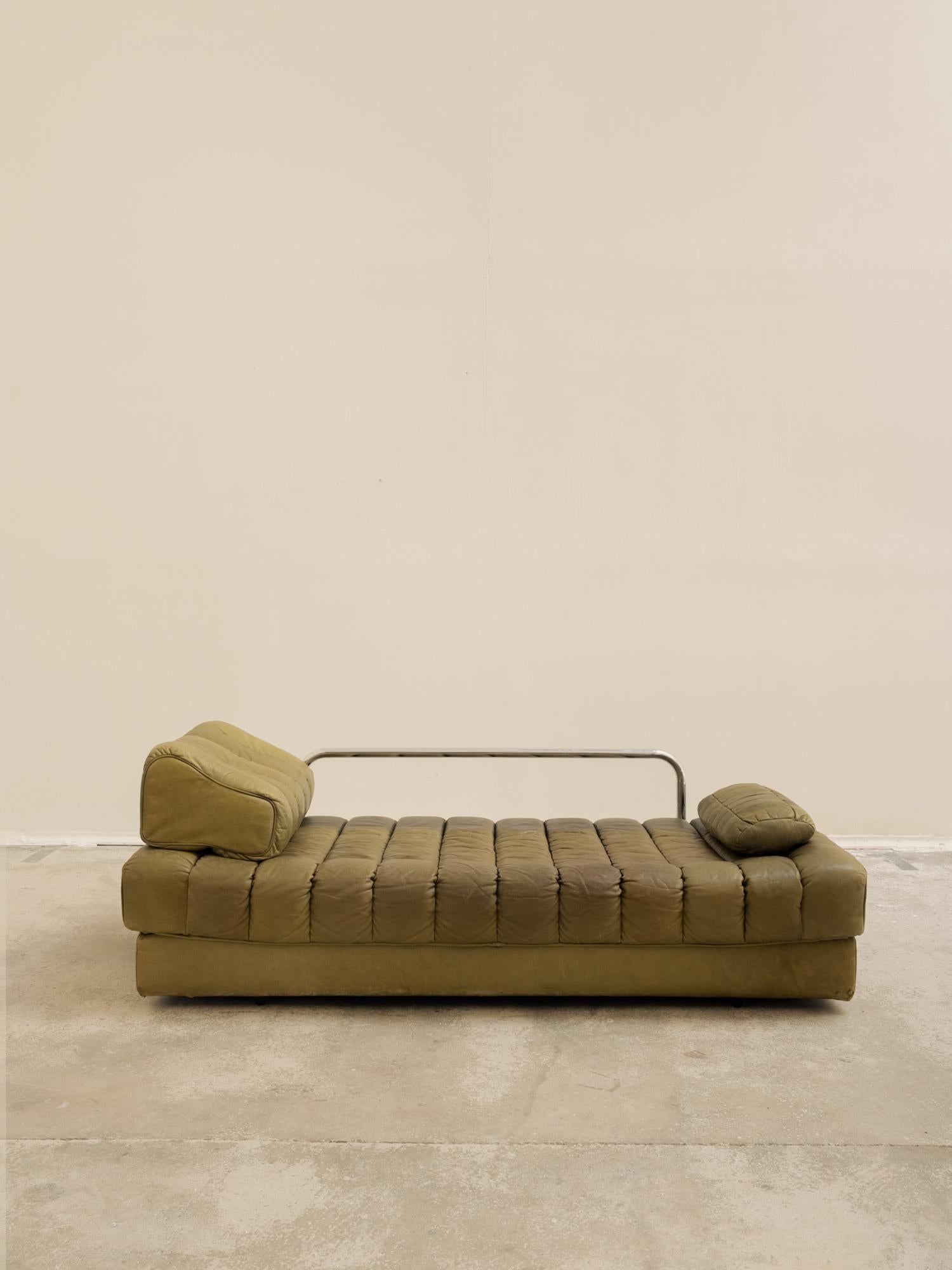 Canapé-lit de jour en cuir vert olive du milieu du siècle, DS 85 par De Sede Bon état - En vente à Marseille, FR