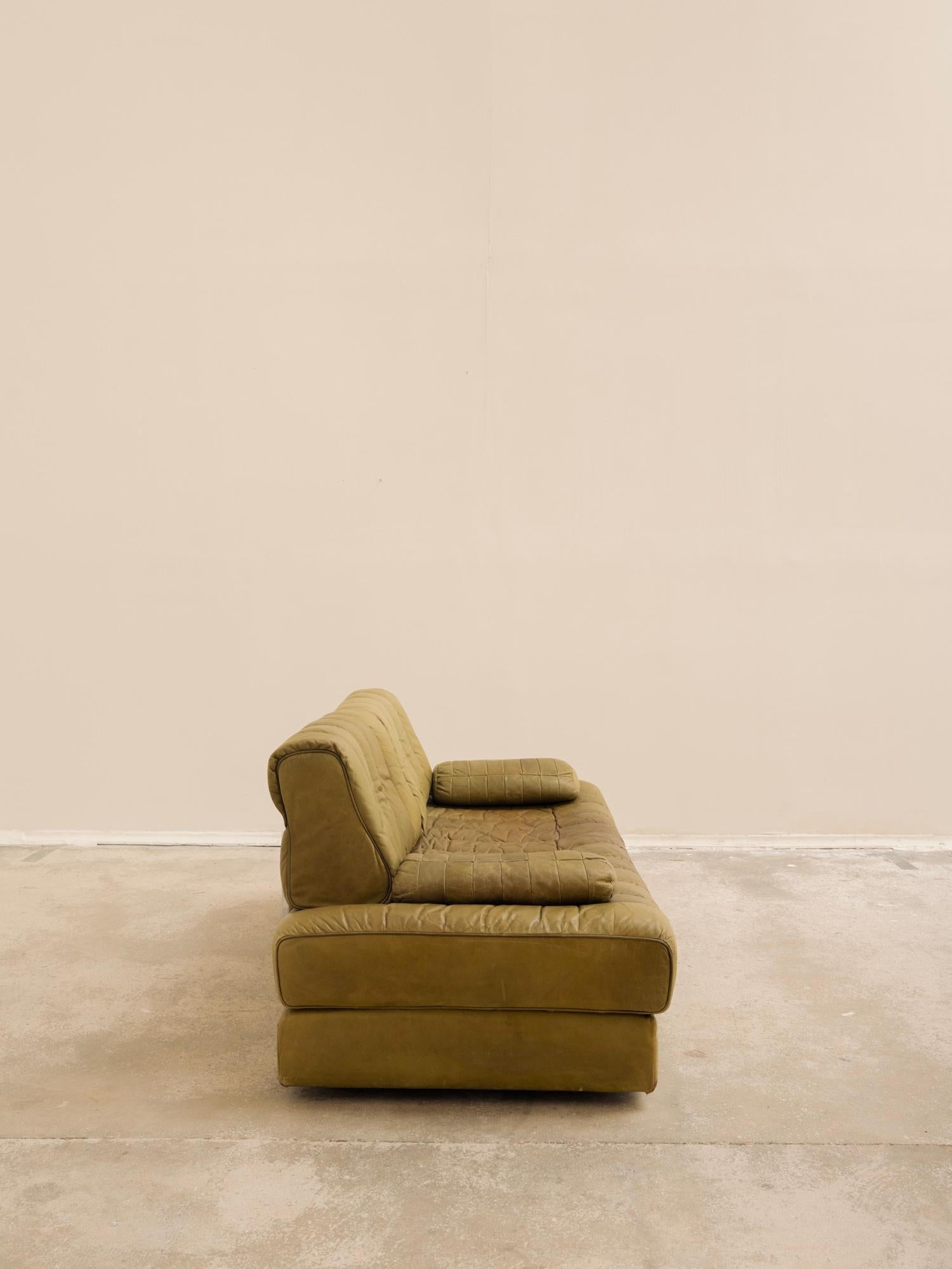 20ième siècle Canapé-lit de jour en cuir vert olive du milieu du siècle, DS 85 par De Sede en vente