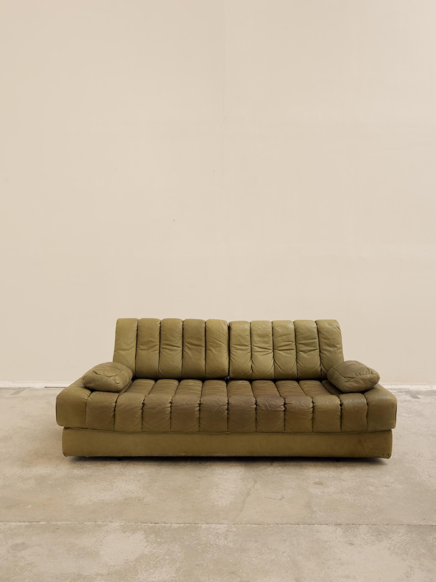 Cuir Canapé-lit de jour en cuir vert olive du milieu du siècle, DS 85 par De Sede en vente