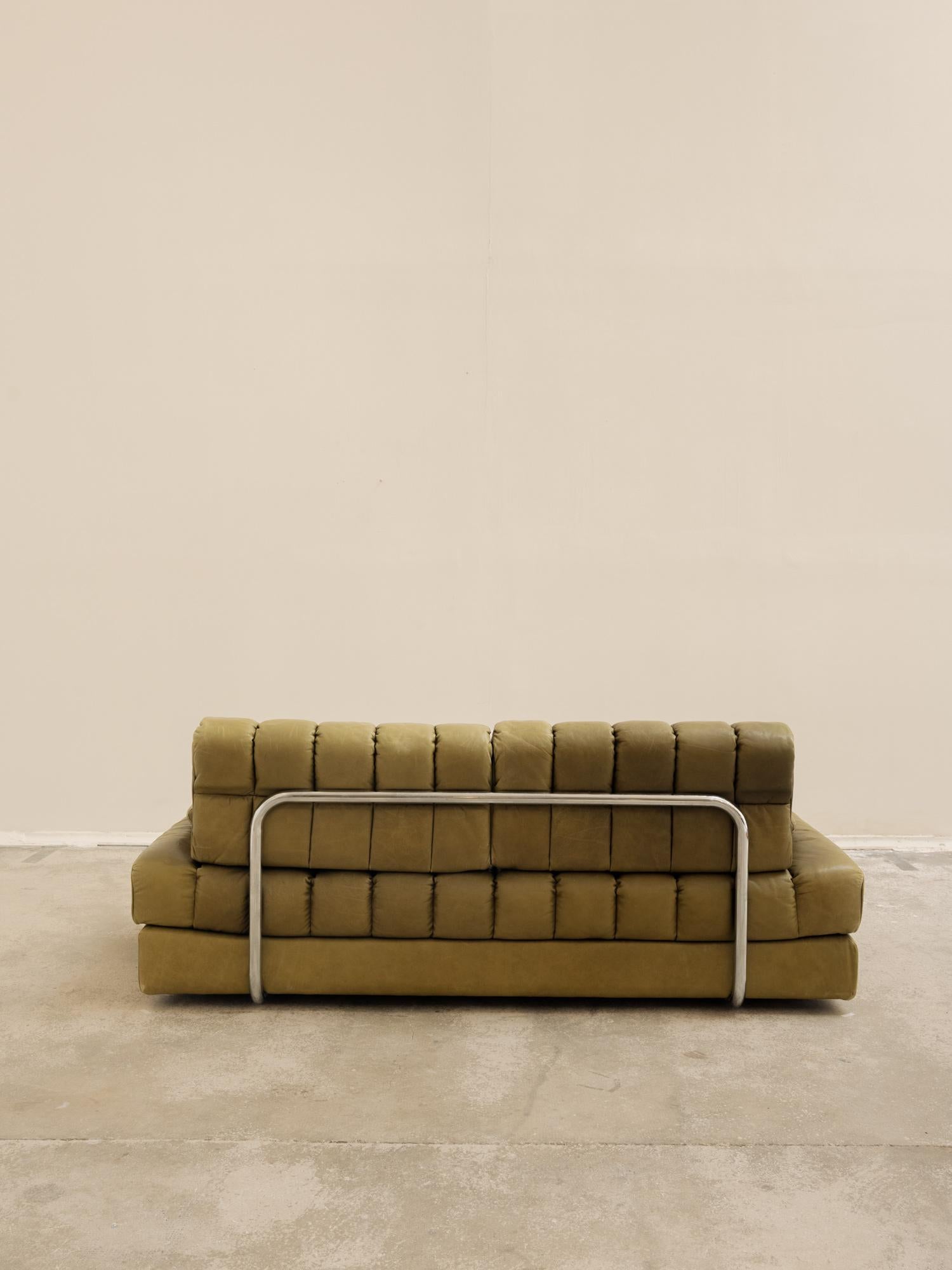 Canapé-lit de jour en cuir vert olive du milieu du siècle, DS 85 par De Sede en vente 1