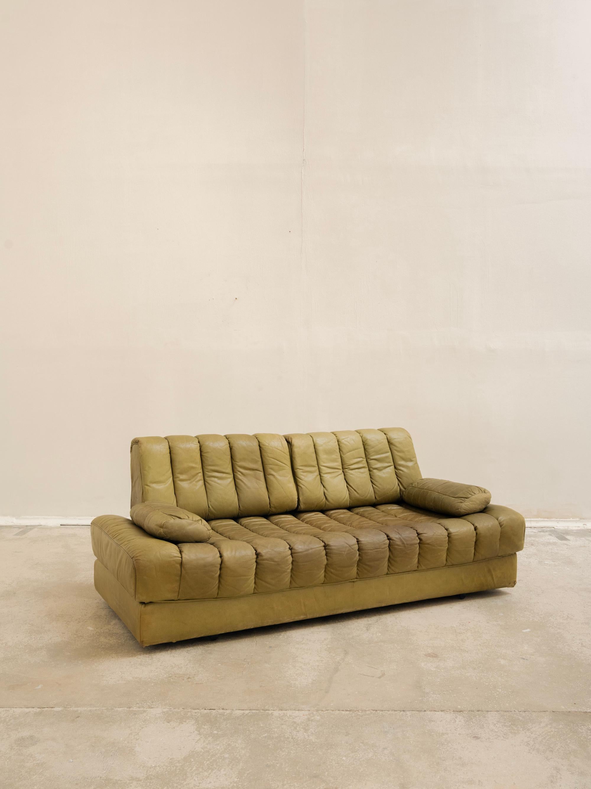 Canapé-lit de jour en cuir vert olive du milieu du siècle, DS 85 par De Sede en vente 2
