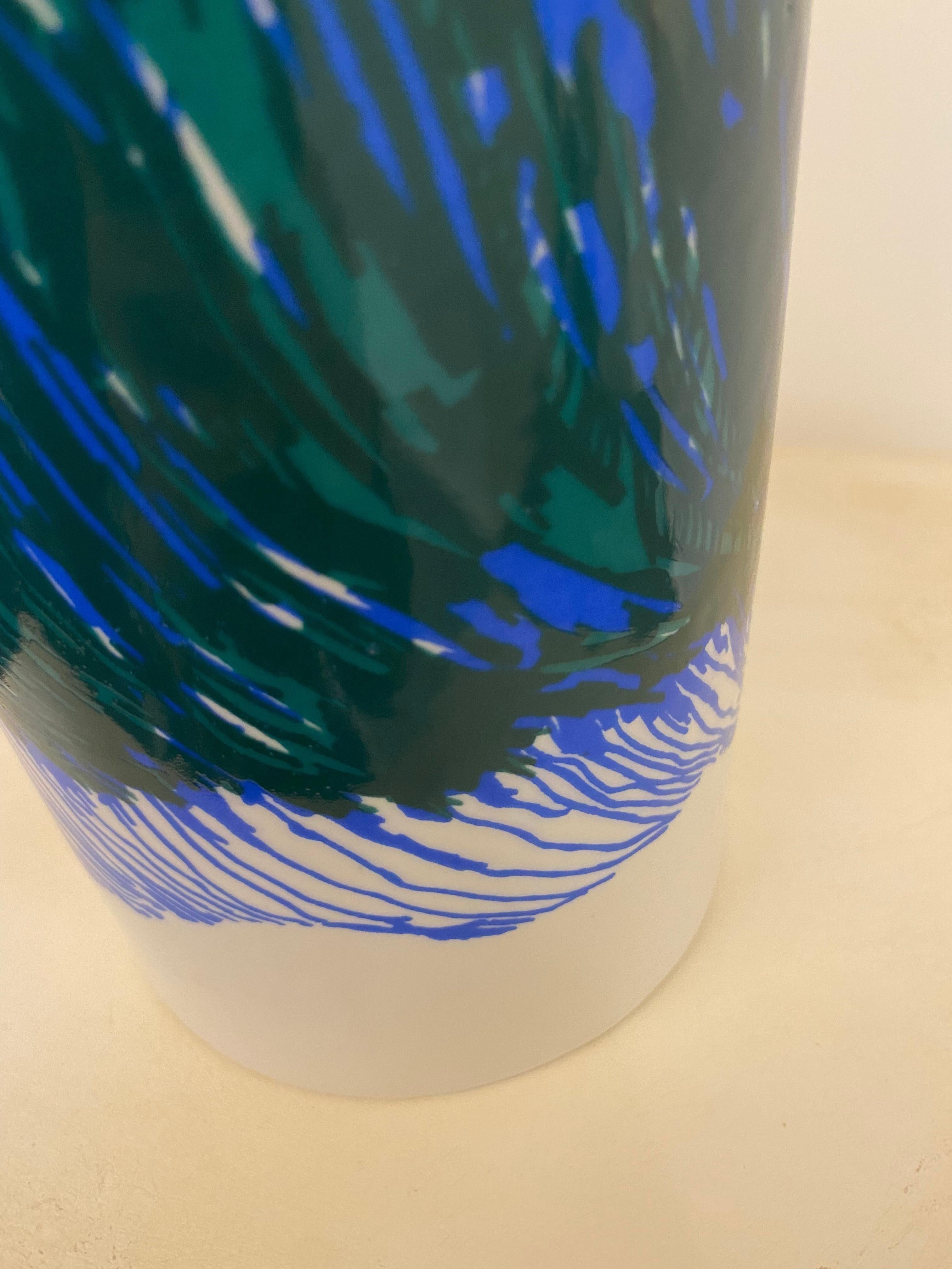 Lampes de table intemporelles en céramique conçues par le designer suédois Olle Alberious dans les années 60.
Entièrement en porcelaine et ornée de motifs organiques dans les tons bleu et vert.

À propos d'Olle Alberius :
Alberius était un designer