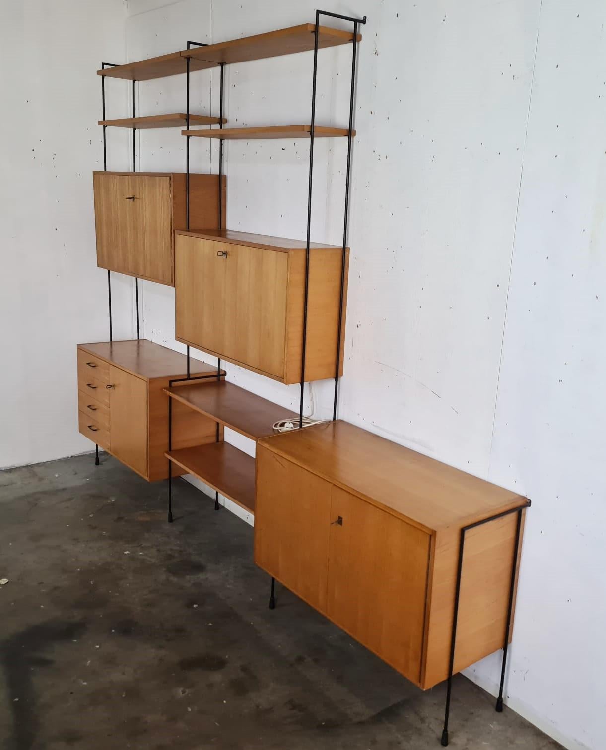 Midcentury wall unit in designed by Ersnt Dieter Hilker model 'Omnia'.

The wall unit is completely modular.

Good condition

1960s, Germany

Measures: Height 217cm/85.43