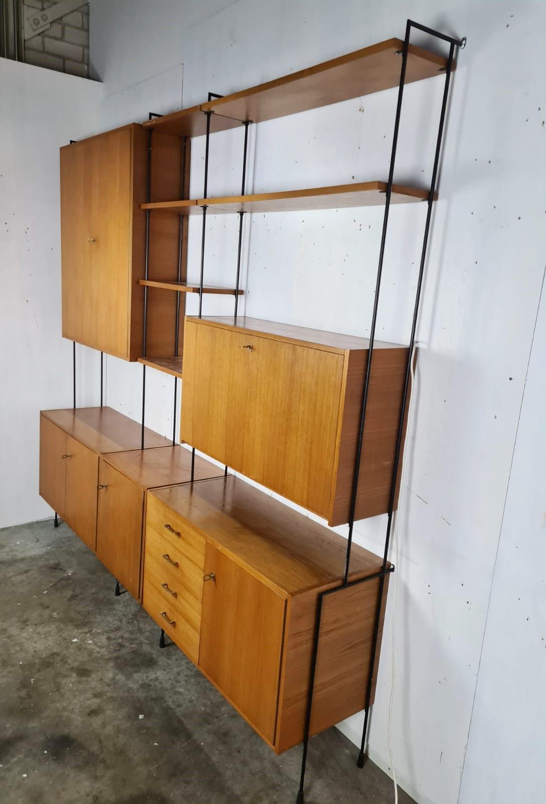 Hängeschrank aus der Jahrhundertmitte, entworfen von Ersnt Dieter Hilker, Modell 'Omnia'.

Die Schrankwand ist vollständig modular aufgebaut.

Guter Zustand mit normalen altersbedingten Gebrauchsspuren. 

1960er Jahre, Deutschland

Maße:
