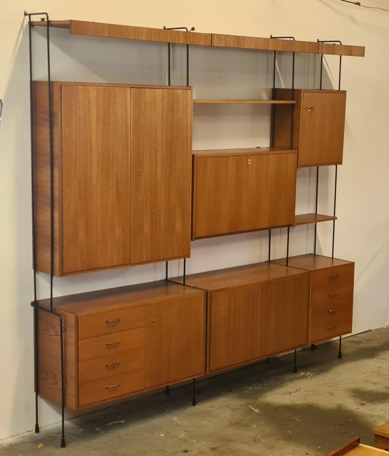 Mid century wall unit in designed by Ersnt Dieter Hilker model 'Omnia'.

The wall unit is completely modular.

Illuminated bar cabinet.

Good condition with normal age related wear. 

1960s - Germany

Height: 220cm/86.61