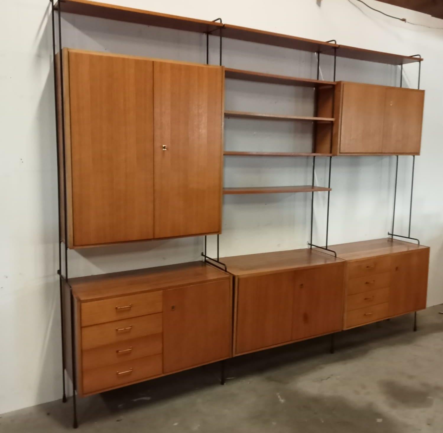 Mid century wall unit in designed by Ersnt Dieter Hilker model 'Omnia'.

The wall unit is completely modular.

Good condition with normal age related wear. 

1960s - Germany

Height: 222cm/87.40