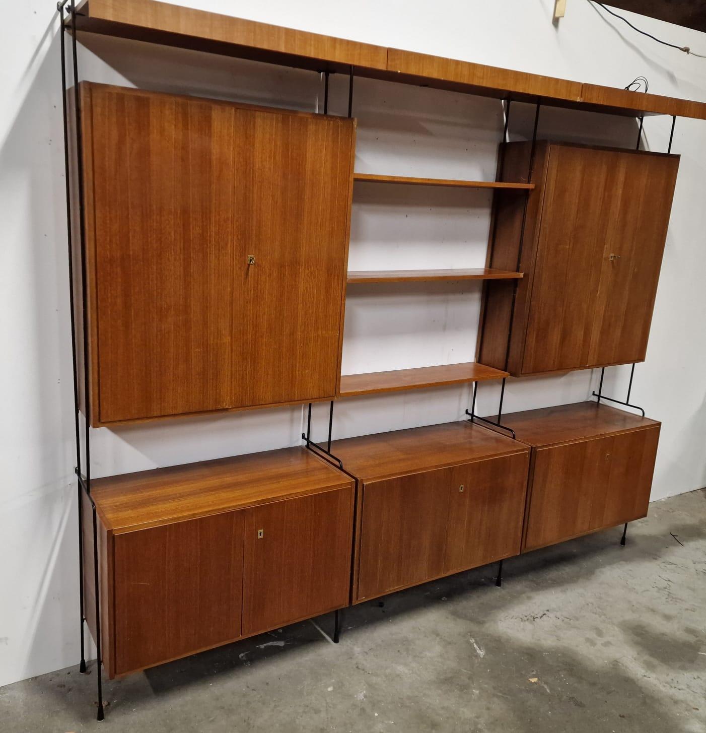 Hängeschrank aus der Mitte des Jahrhunderts, entworfen von Ersnt Dieter Hilker, Modell 'Omnia'.

Die Schrankwand ist vollständig modular aufgebaut.

Guter Zustand mit normalen altersbedingten Gebrauchsspuren. 

1960er Jahre -