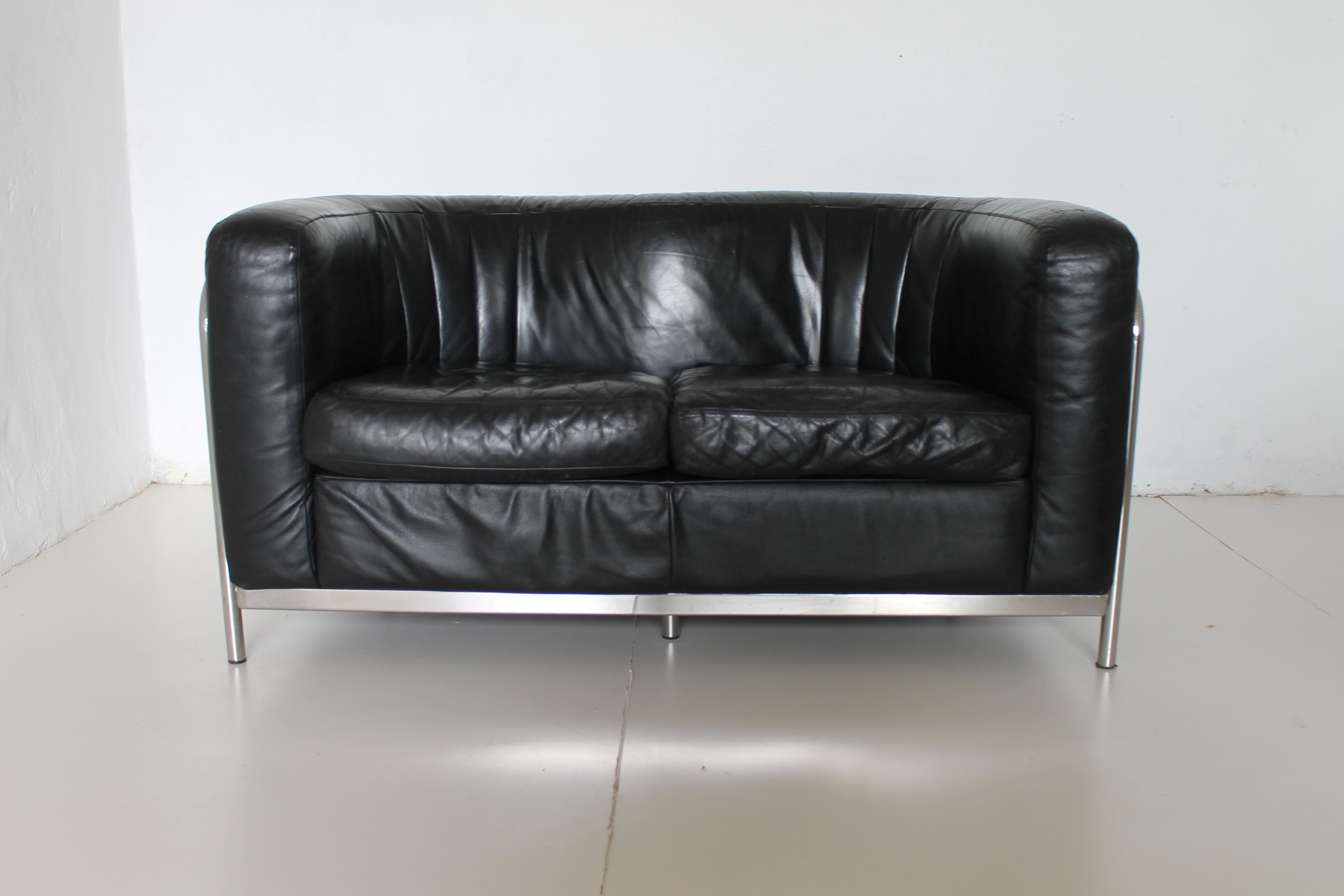 Italian Onda two-seat sofa designed by D’Urbino, De Pas, Lomazzi for Zanotta, dated 1985.
The sofa, labelled by Zanotta Italy, has original vintage black leather upholstery with steel metal frame and features a curved back.     
          