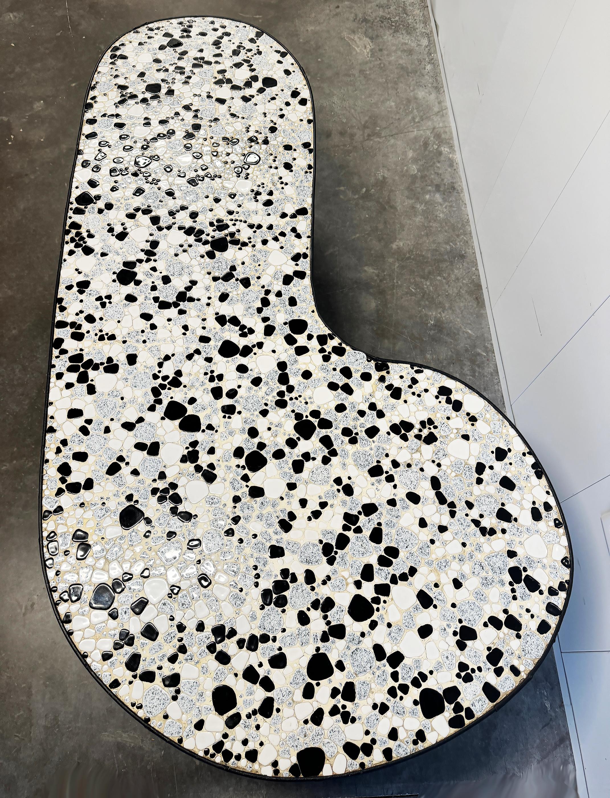 Tavolino da caffè a forma organica a mosaico, unico nel suo genere, della metà del secolo scorso in vendita 4