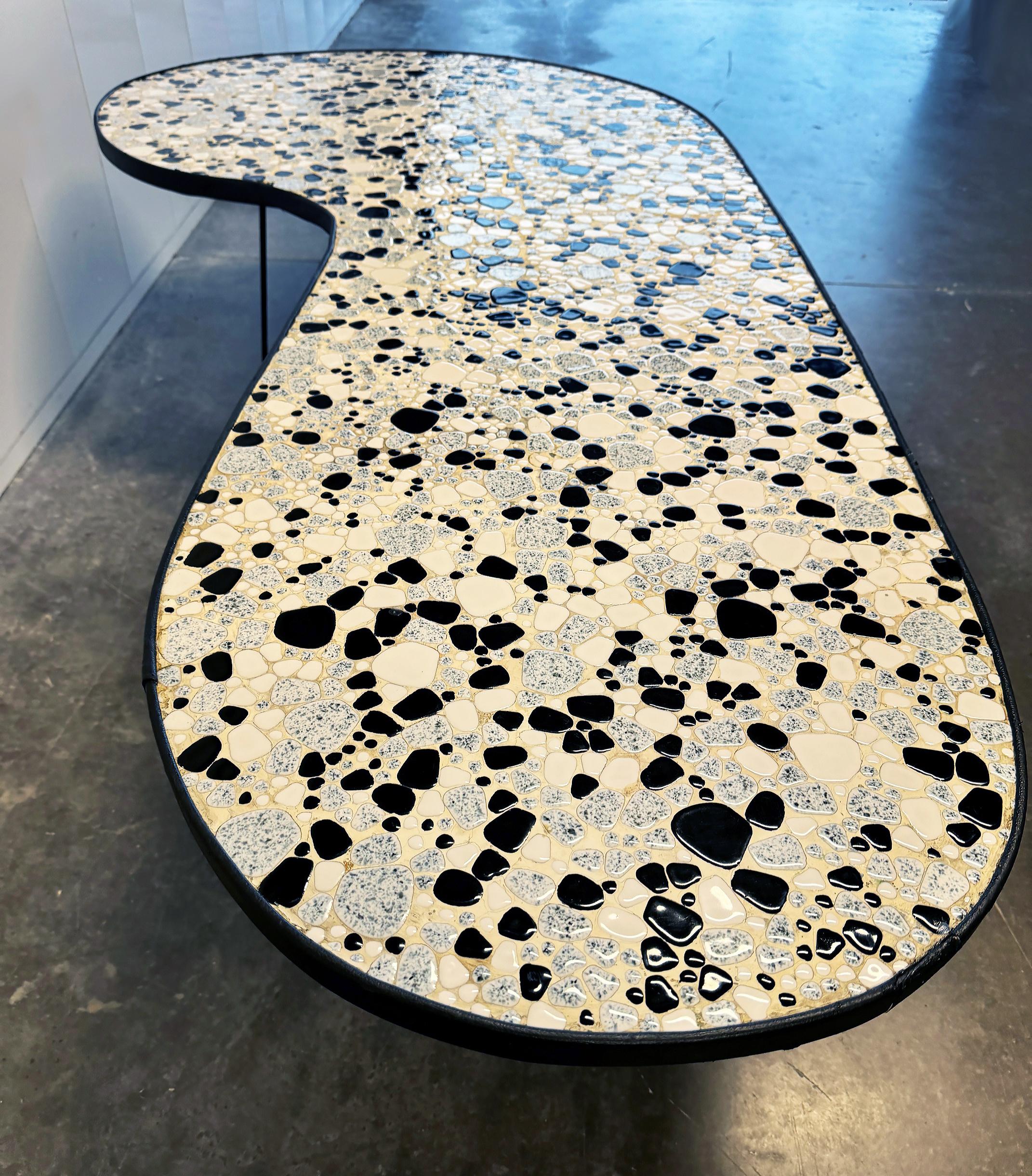 Tavolino da caffè a forma organica a mosaico, unico nel suo genere, della metà del secolo scorso in vendita 5