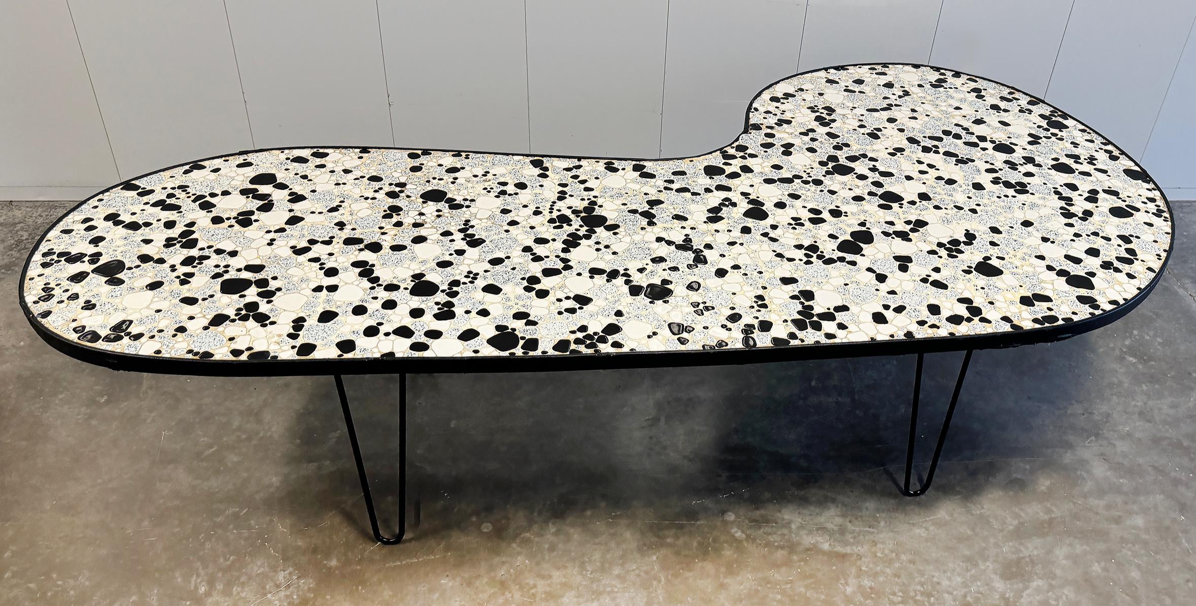 Tavolino da caffè a forma organica a mosaico, unico nel suo genere, della metà del secolo scorso in vendita 6