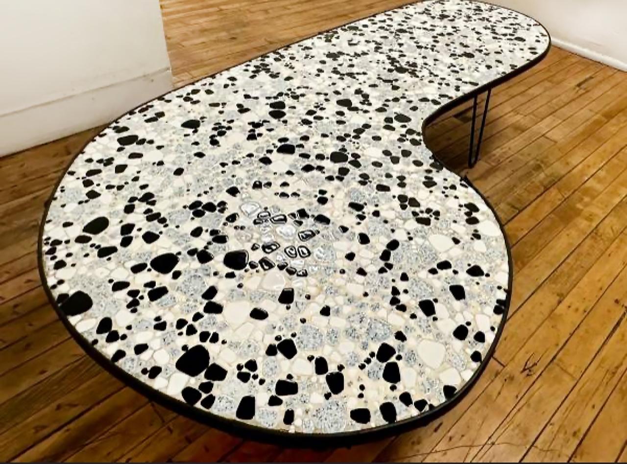 Tavolino da caffè a forma organica a mosaico, unico nel suo genere, della metà del secolo scorso 

In vendita c'è un tavolo da cocktail unico nel suo genere, datato 1965, che presenta una caratteristica forma a rene che gli conferisce una forma