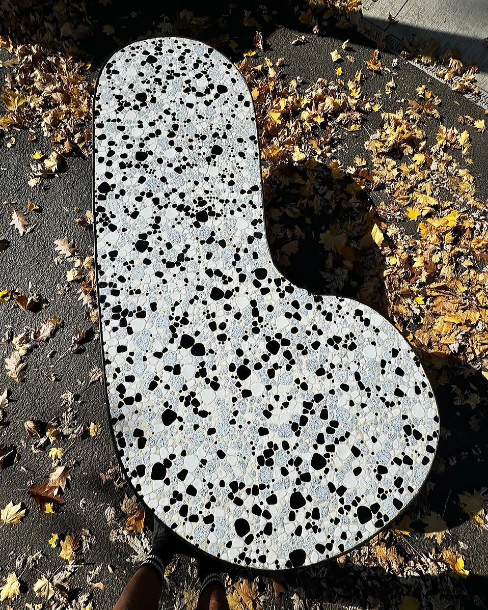 Mid-Century moderno Tavolino da caffè a forma organica a mosaico, unico nel suo genere, della metà del secolo scorso in vendita