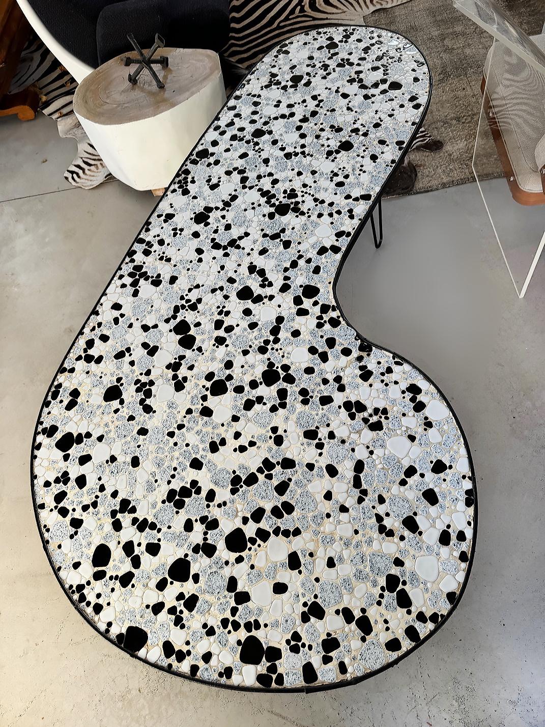 Americano Tavolino da caffè a forma organica a mosaico, unico nel suo genere, della metà del secolo scorso in vendita