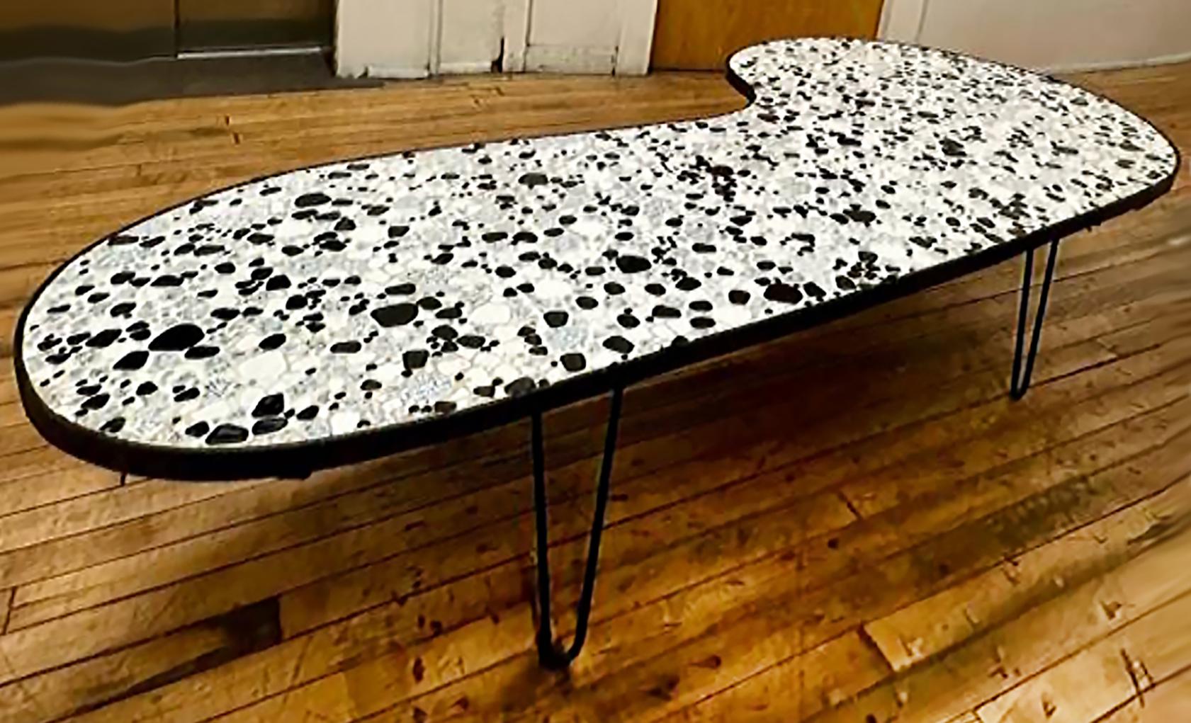 Tavolino da caffè a forma organica a mosaico, unico nel suo genere, della metà del secolo scorso In condizioni buone in vendita a Miami, FL