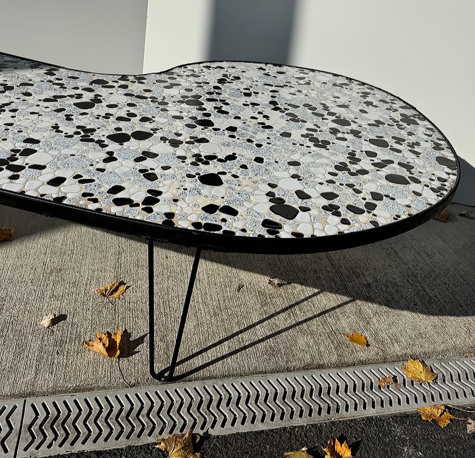 XX secolo Tavolino da caffè a forma organica a mosaico, unico nel suo genere, della metà del secolo scorso in vendita