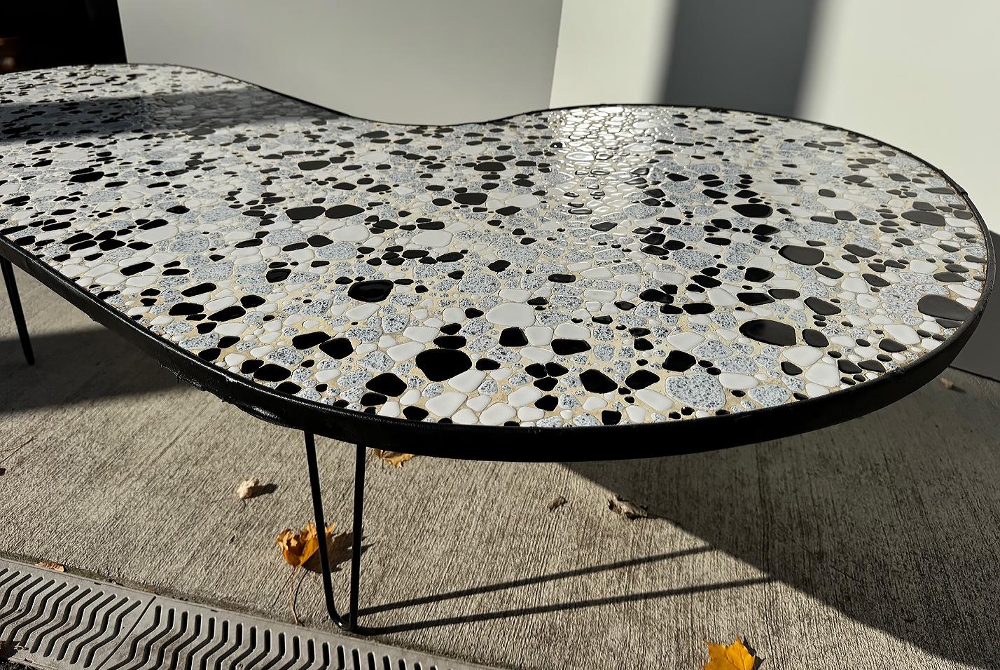 Ceramica Tavolino da caffè a forma organica a mosaico, unico nel suo genere, della metà del secolo scorso in vendita