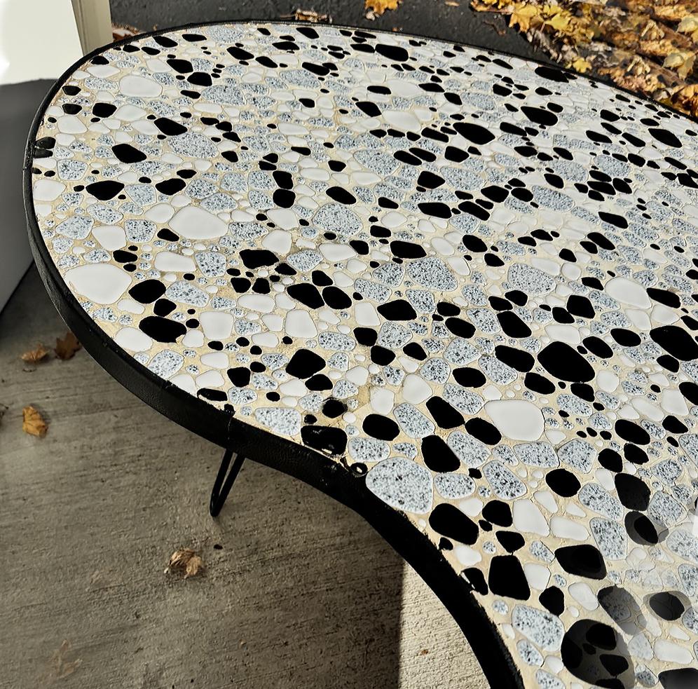 Tavolino da caffè a forma organica a mosaico, unico nel suo genere, della metà del secolo scorso in vendita 1
