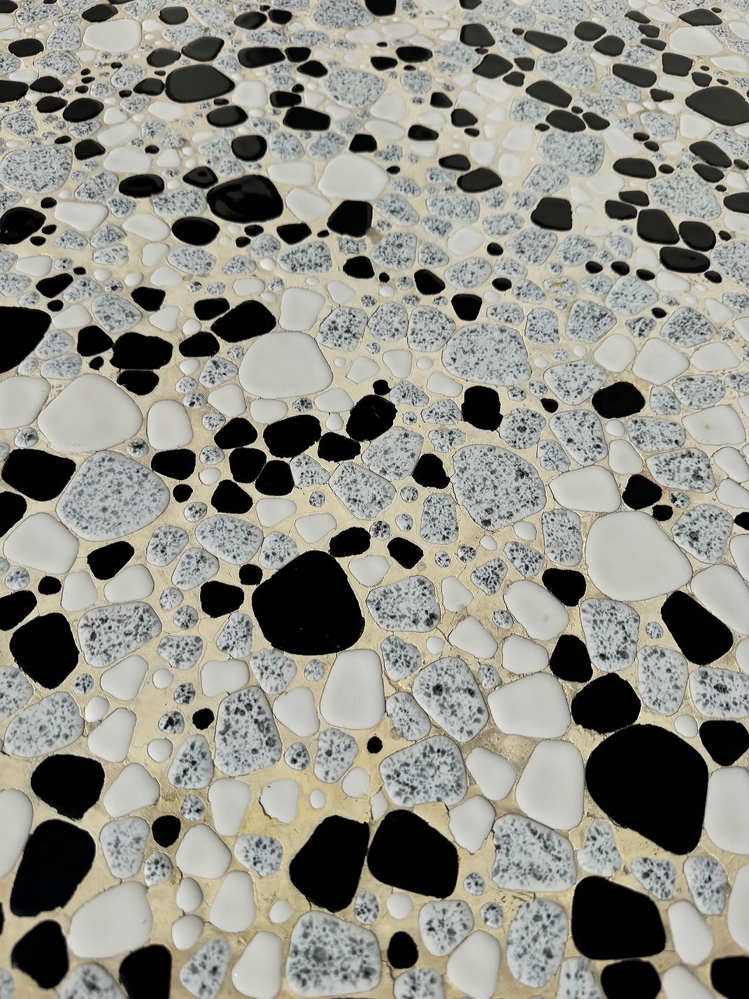 Tavolino da caffè a forma organica a mosaico, unico nel suo genere, della metà del secolo scorso in vendita 2