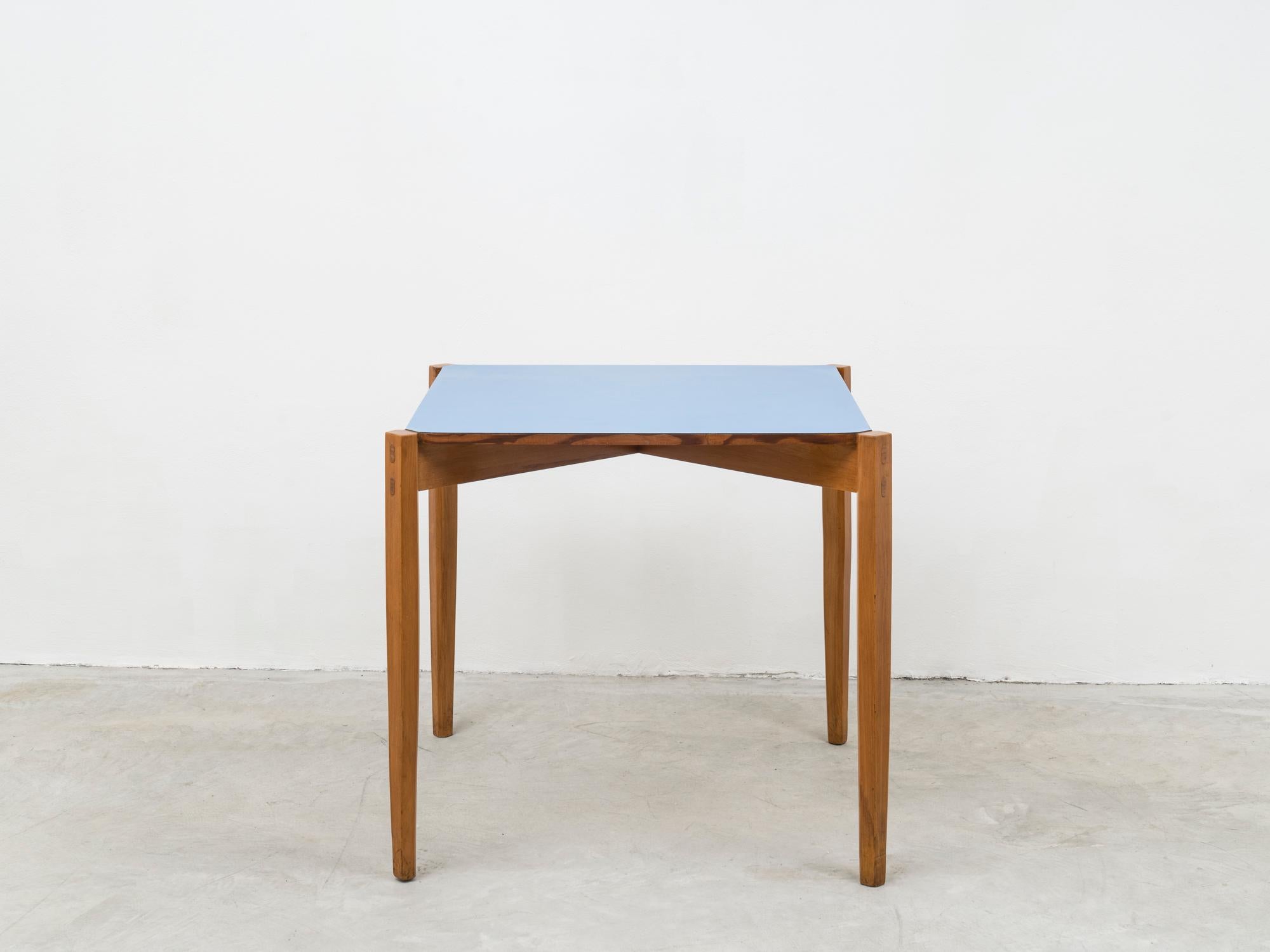 Ein-seitiger Ess- oder Spieltisch aus der Mitte des Jahrhunderts mit blauer Formica-Platte von Giulio Alchini (Moderne der Mitte des Jahrhunderts) im Angebot