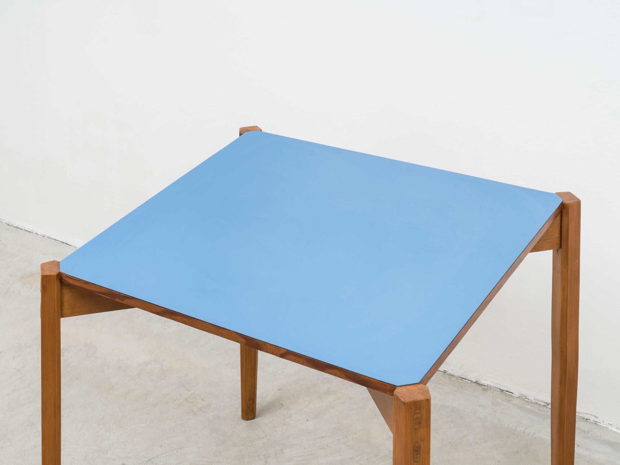 Ein-seitiger Ess- oder Spieltisch aus der Mitte des Jahrhunderts mit blauer Formica-Platte von Giulio Alchini im Zustand „Gut“ im Angebot in Koper, SI