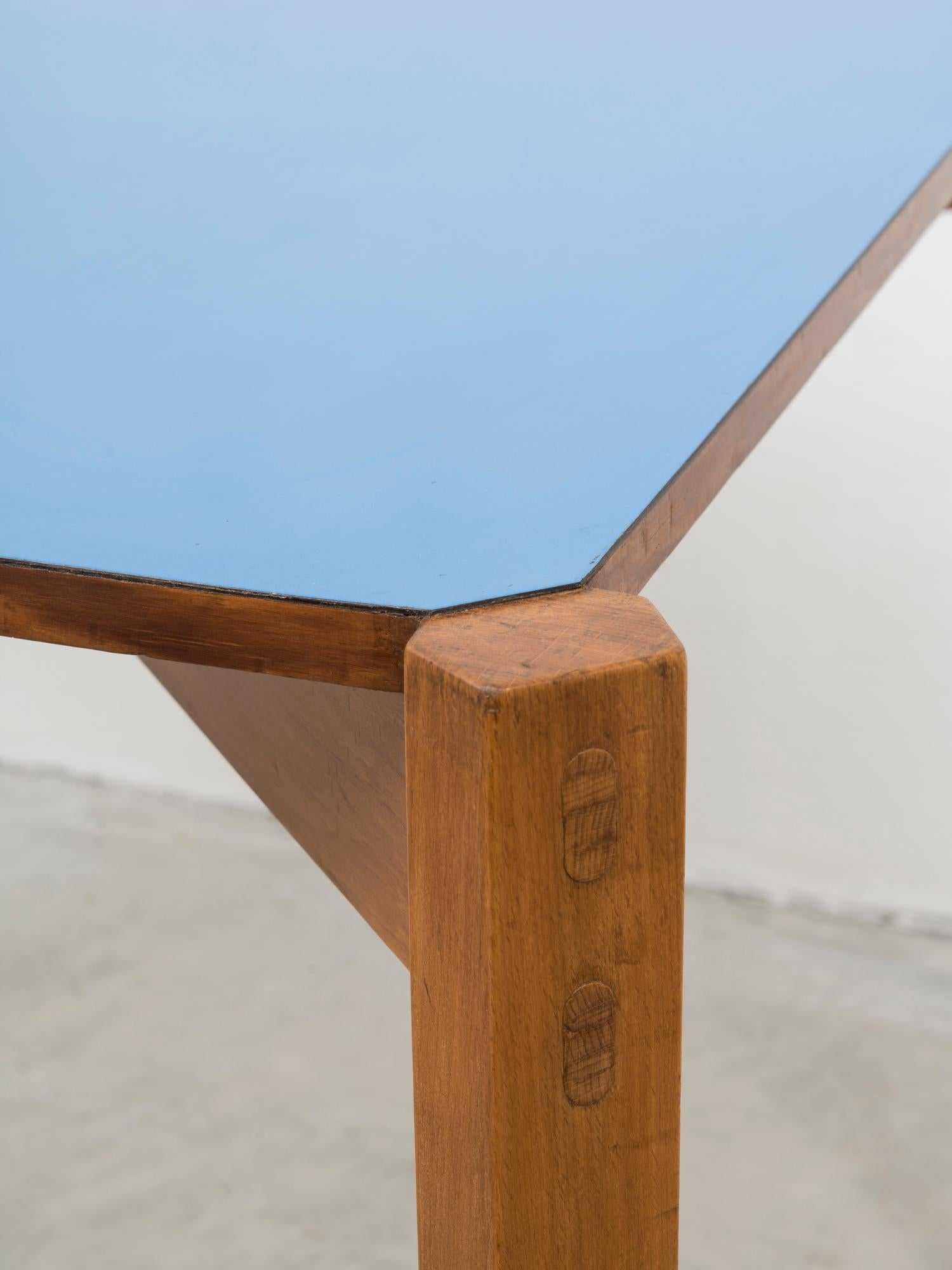 Milieu du XXe siècle Table de salle à manger ou de jeu unique du milieu du siècle dernier avec plateau en formica bleu de Giulio Alchini en vente