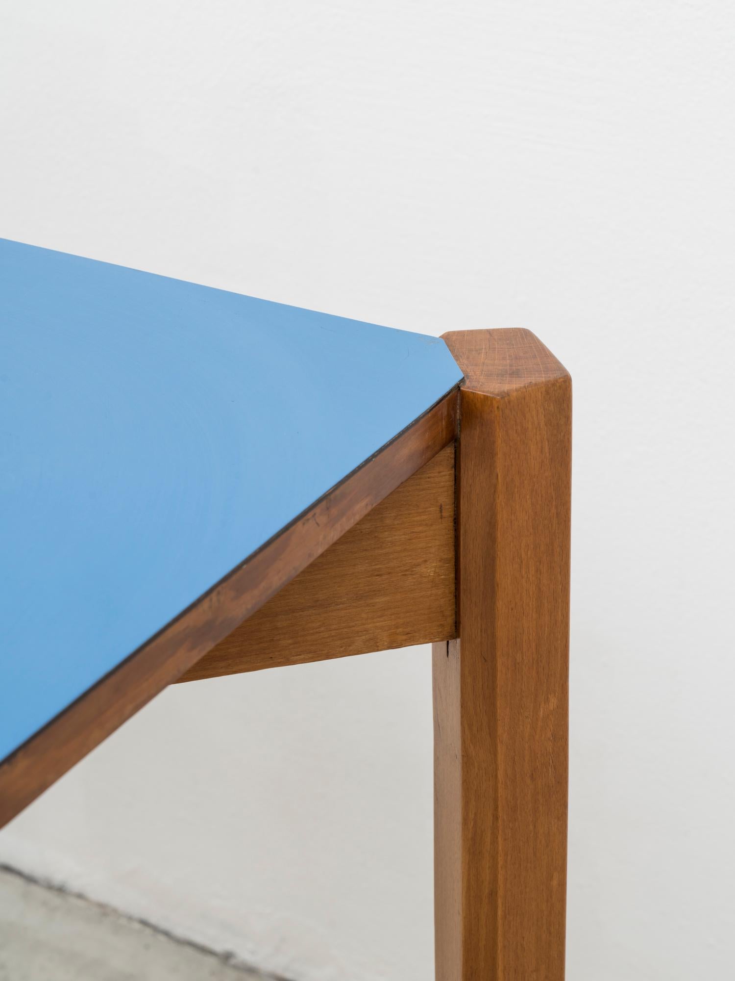 Ein-seitiger Ess- oder Spieltisch aus der Mitte des Jahrhunderts mit blauer Formica-Platte von Giulio Alchini im Angebot 1