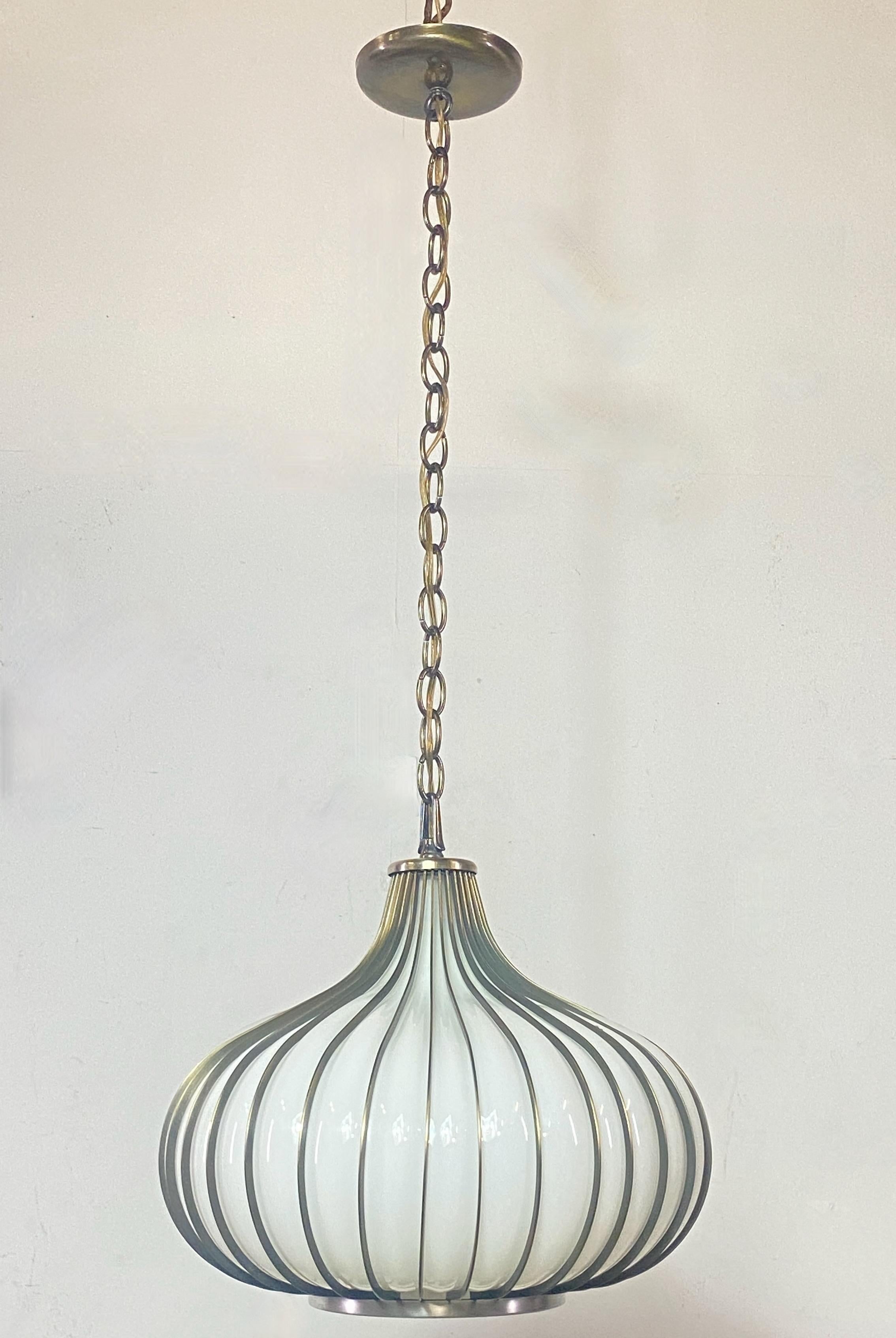 Apparecchio a sospensione in stile Mid-Century Modern a forma di aglio o di cipolla, con
paralume in vetro bianco soffiato racchiuso in una struttura in acciaio. 
Appena ricablato, rimesso a nuovo e pronto per l'installazione.
Anni '60 americani.
In