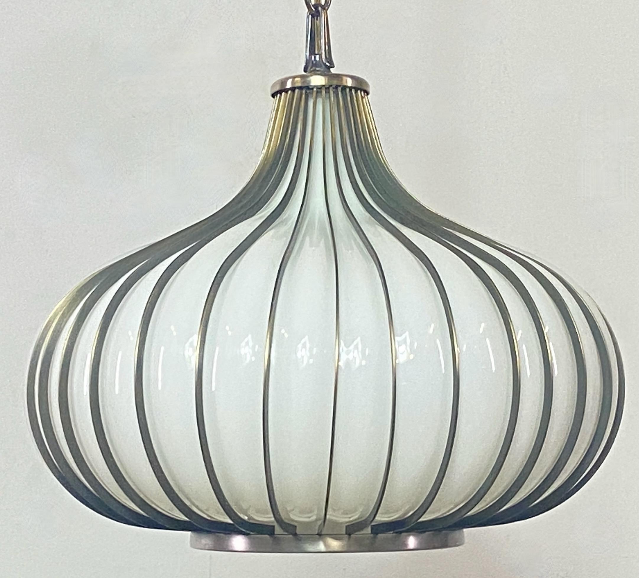 Mid-Century moderno Apparecchio a sospensione in vetro soffiato a forma di 