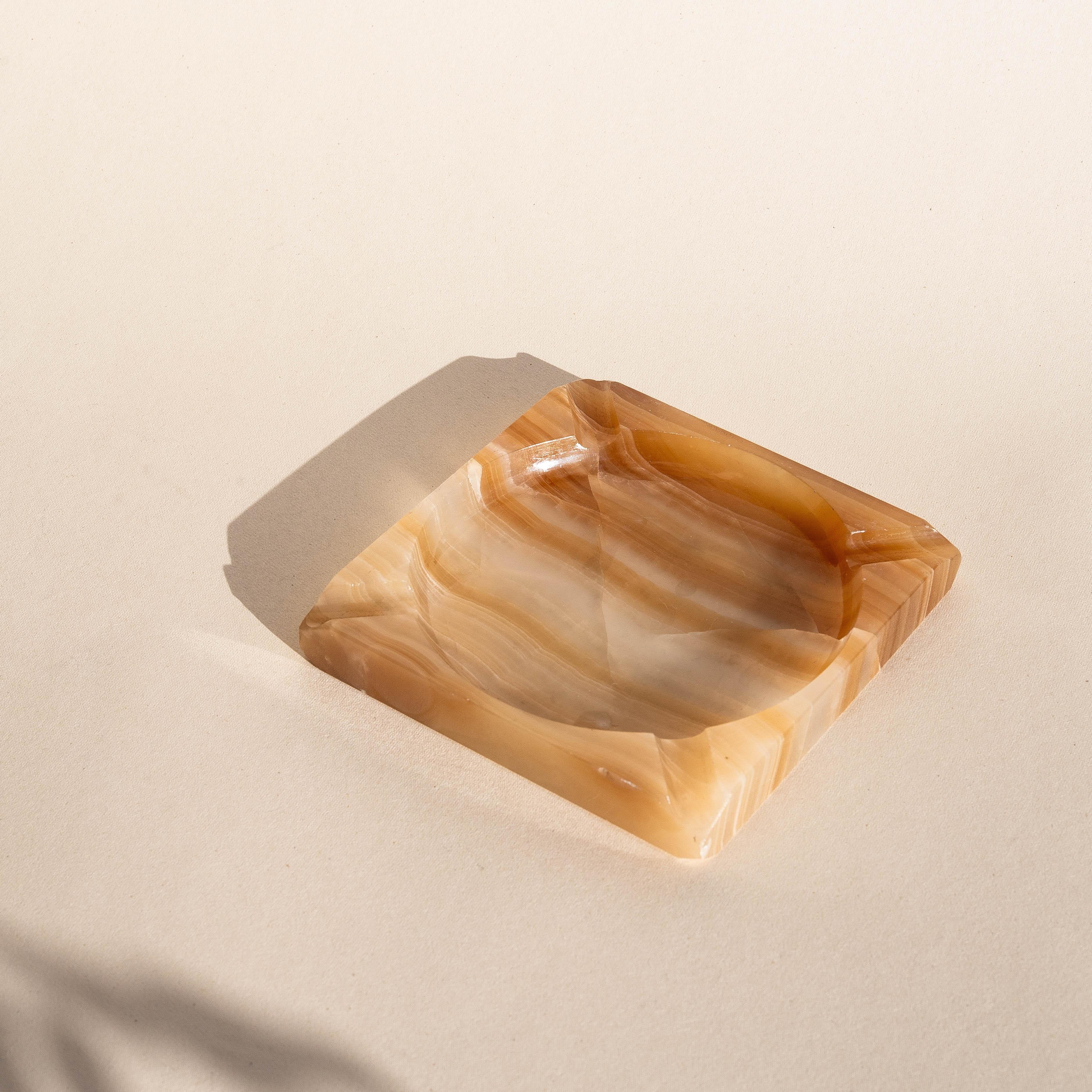 Cendrier en onyx du milieu du siècle - Marbrerie orange et blanche - Italie années 1970

Elegant cendrier ou vide-poche en onyx des années 1970.

Pièce décorative, parfaite pour contenir de petits objets tels que des bijoux, des clés ou des pièces