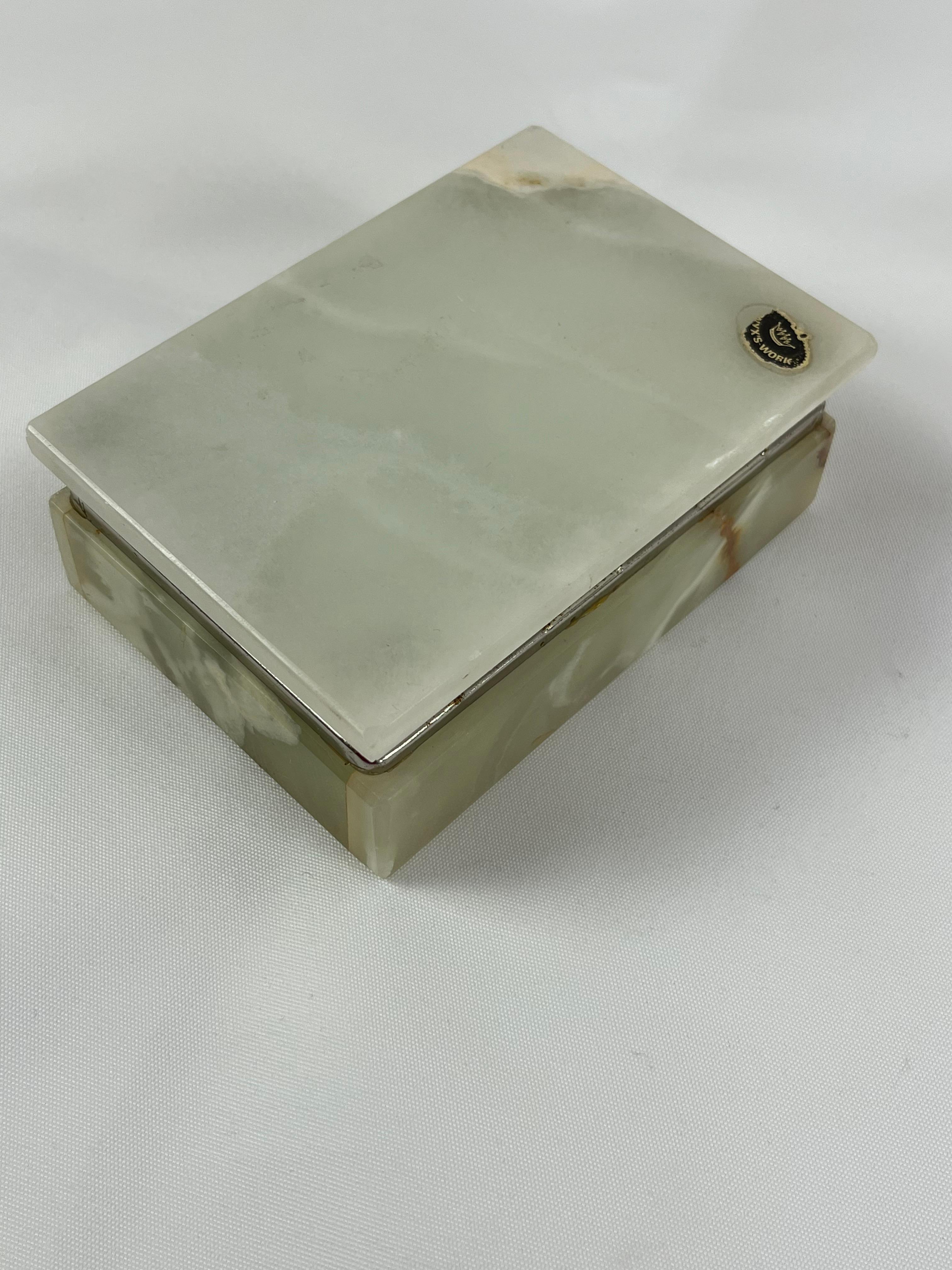 Scatola in onice di metà secolo, Made in Italy, anni '50
Condit e in buone condizioni.