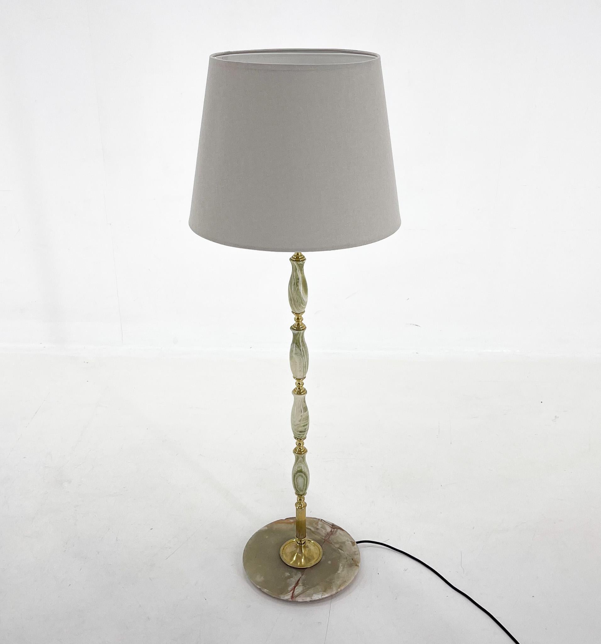 Italian mid-20th century floor lamp with onyx and brass base and leg. The shade has been replaced with a new one. The lamp has 3 E26-E27 bulbs. There are two switches that can be used to light one, two or all three bulbs separately (see photo). New