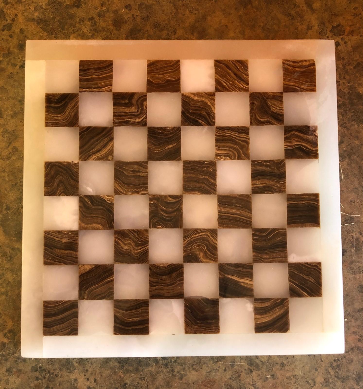 Midcentury white and brown onyx chess board, circa 1970s. The board is in very nice vintage condition with no chips or cracks and measures 11.25