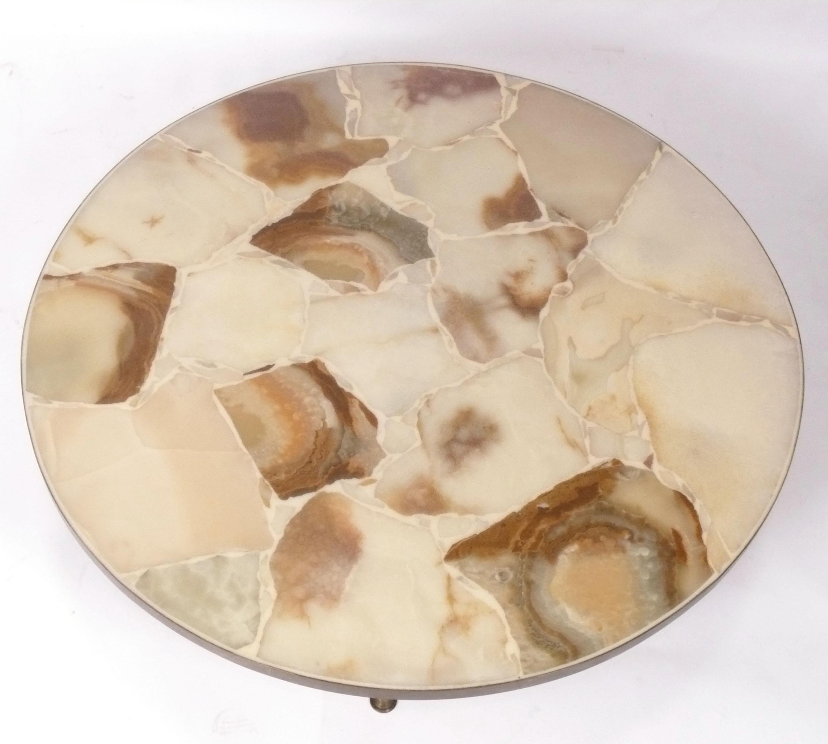 Glamouröser Couchtisch aus lackiertem Onyx aus der Mitte des Jahrhunderts, zugeschrieben Arturo Pani, Mexiko, um 1960. Er besteht aus einer lackierten Onyxplatte mit Messingrand und Holzbeinen mit formschönen Messingfüßen. Die Holzbeine werden
