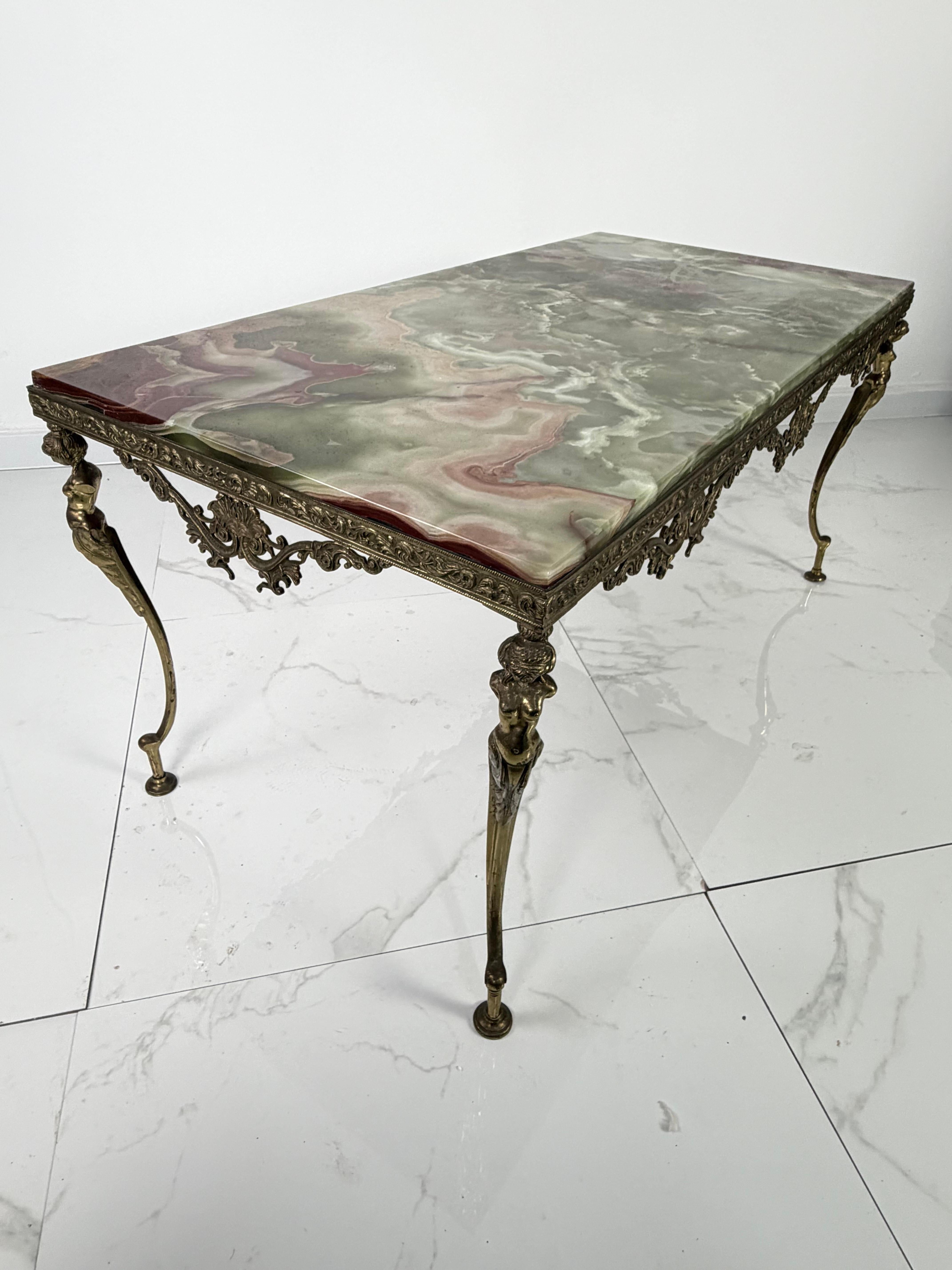 Tavolino da caffè in onice di metà secolo con base in ottone, anni '50 Made in Italy in vendita 4