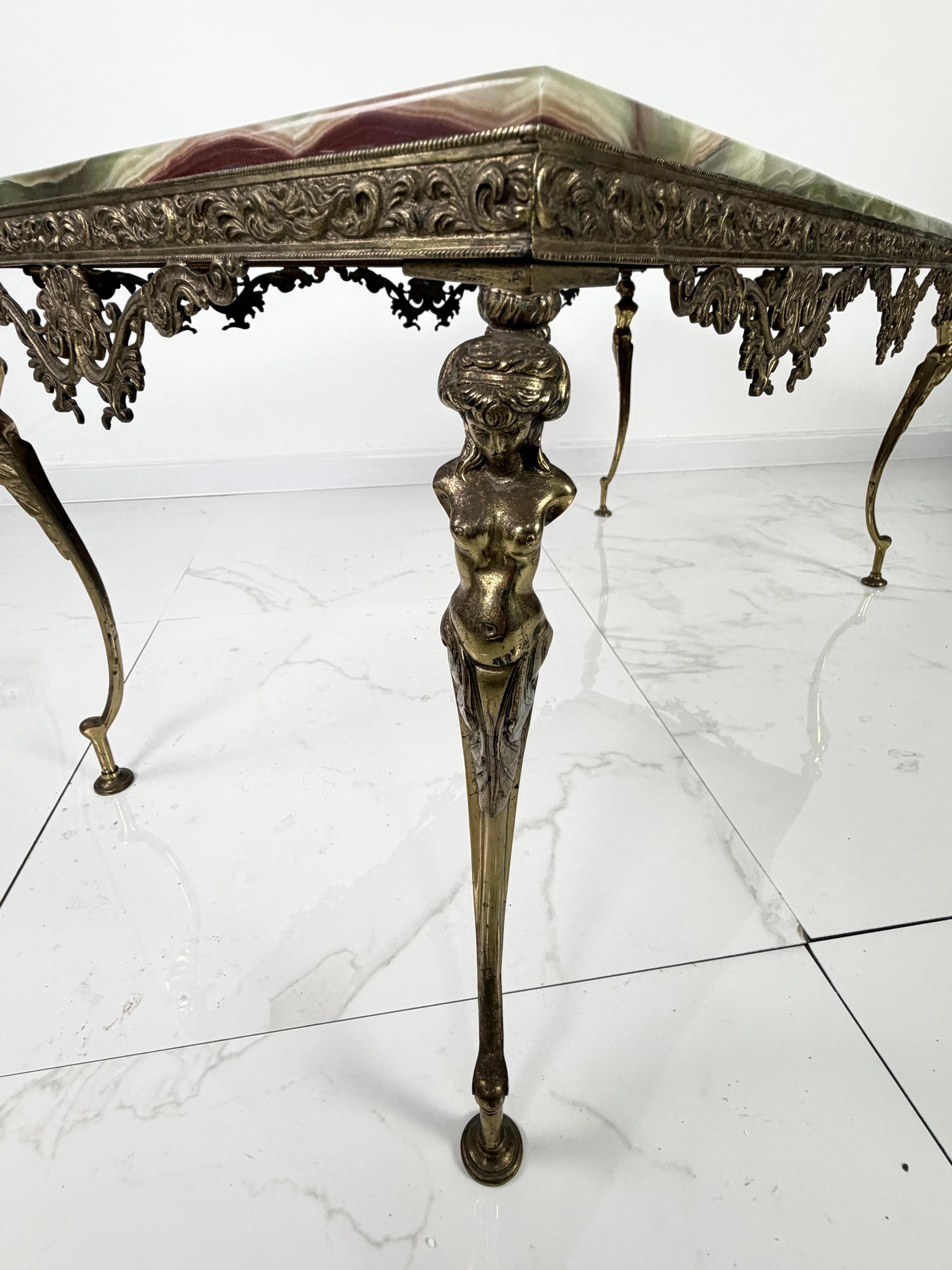 Tavolino da caffè in onice di metà secolo con base in ottone, anni '50 Made in Italy in vendita 5